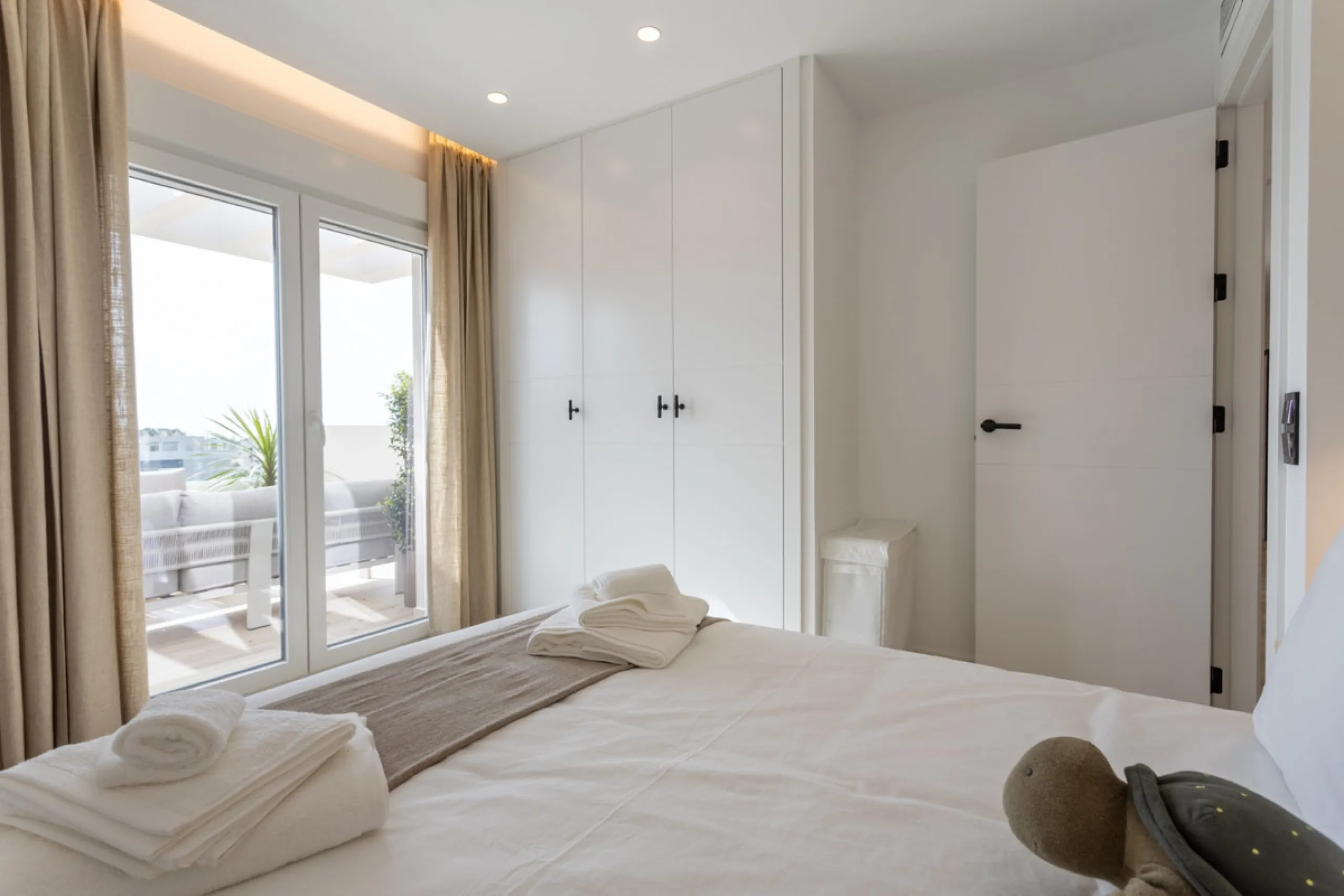 Discover modern coastal living in Apartment Albatros, a south-facing four-bedroom penthouse in the heart of La Campana. This bright and spacious home features two elegant bathrooms, an open-plan living and dining area, and a fully equipped kitchen with hi