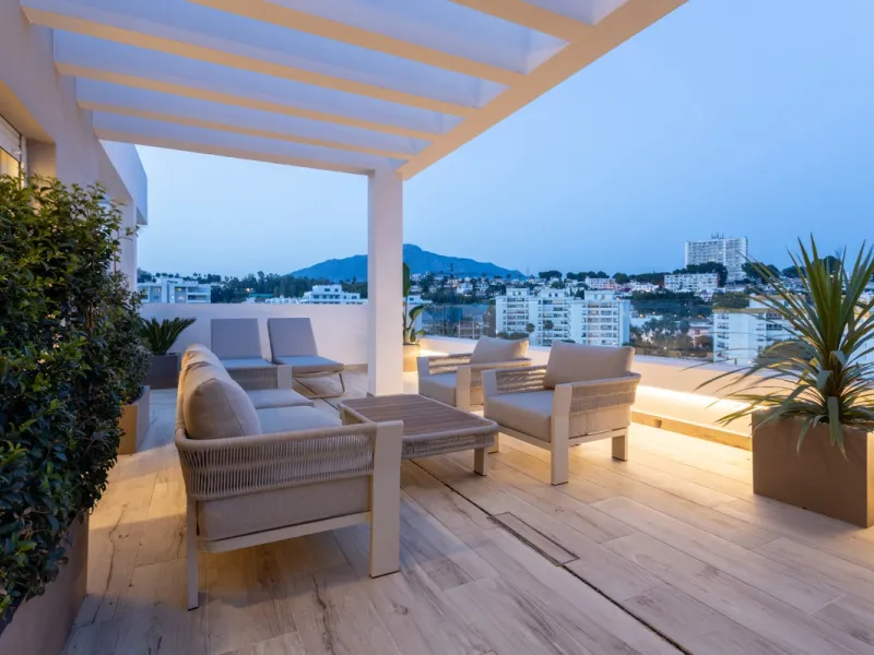 Discover modern coastal living in Apartment Albatros, a south-facing four-bedroom penthouse in the heart of La Campana. This bright and spacious home features two elegant bathrooms, an open-plan living and dining area, and a fully equipped kitchen with hi