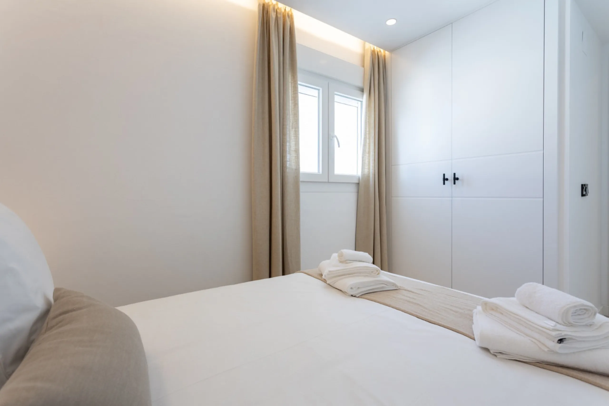 Discover modern coastal living in Apartment Albatros, a south-facing four-bedroom penthouse in the heart of La Campana. This bright and spacious home features two elegant bathrooms, an open-plan living and dining area, and a fully equipped kitchen with hi