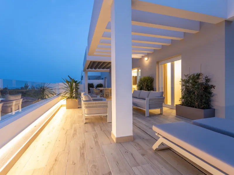 Discover modern coastal living in Apartment Albatros, a south-facing four-bedroom penthouse in the heart of La Campana. This bright and spacious home features two elegant bathrooms, an open-plan living and dining area, and a fully equipped kitchen with hi