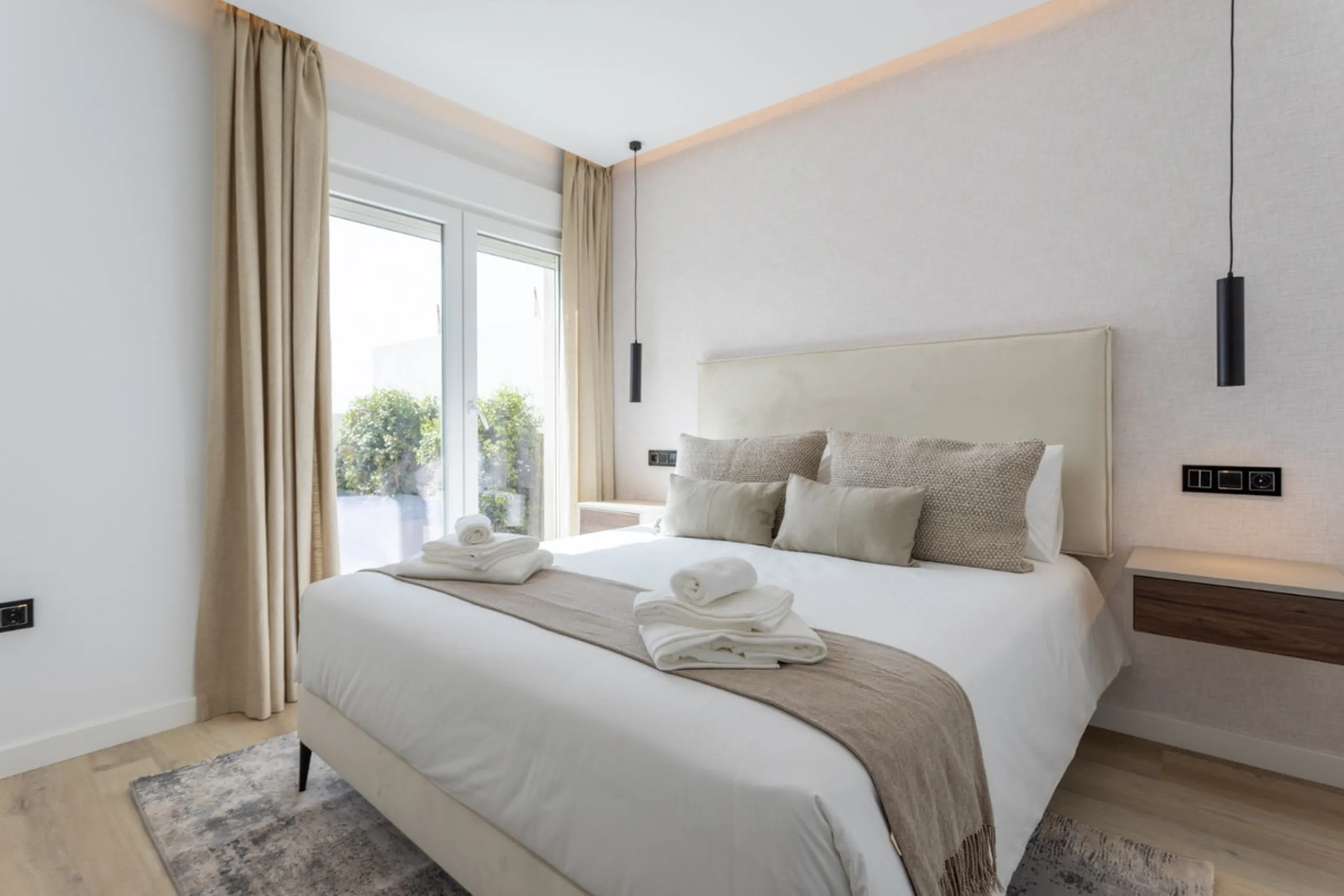 Discover modern coastal living in Apartment Albatros, a south-facing four-bedroom penthouse in the heart of La Campana. This bright and spacious home features two elegant bathrooms, an open-plan living and dining area, and a fully equipped kitchen with hi