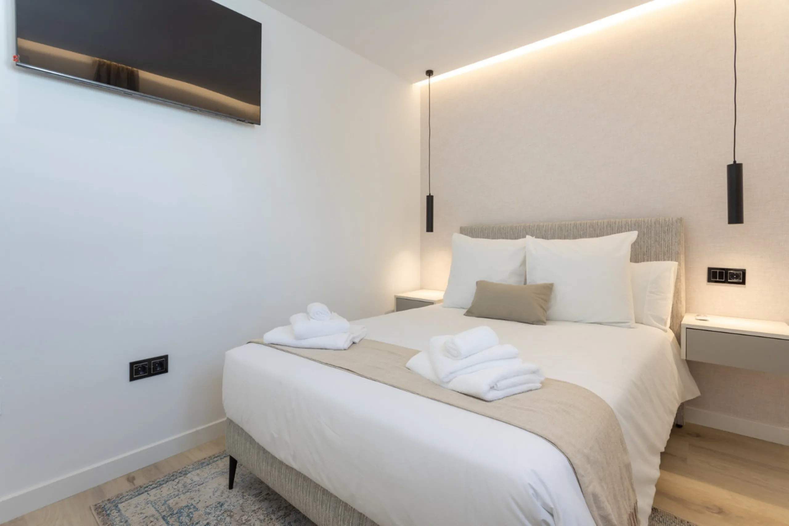 Discover modern coastal living in Apartment Albatros, a south-facing four-bedroom penthouse in the heart of La Campana. This bright and spacious home features two elegant bathrooms, an open-plan living and dining area, and a fully equipped kitchen with hi