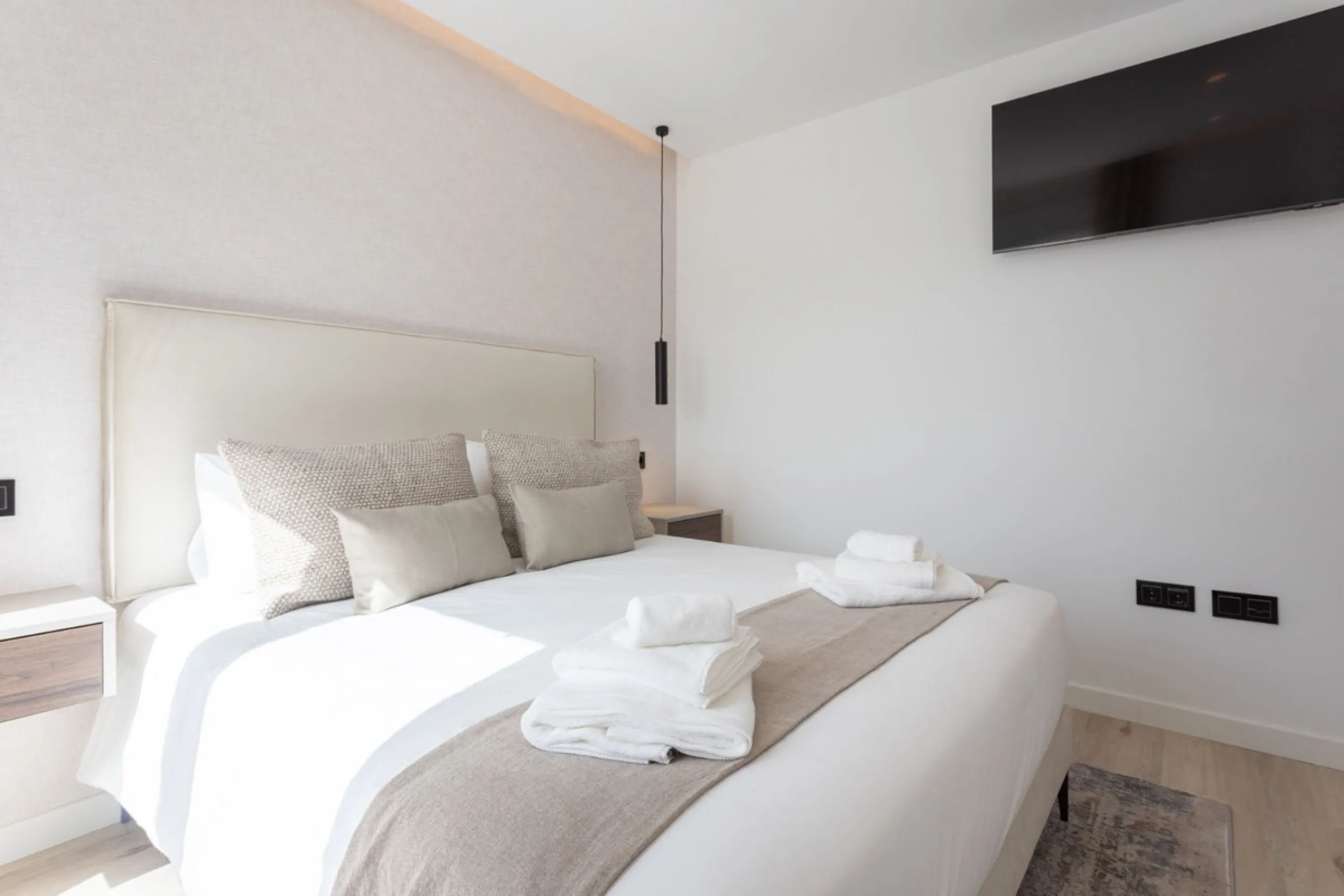 Discover modern coastal living in Apartment Albatros, a south-facing four-bedroom penthouse in the heart of La Campana. This bright and spacious home features two elegant bathrooms, an open-plan living and dining area, and a fully equipped kitchen with hi
