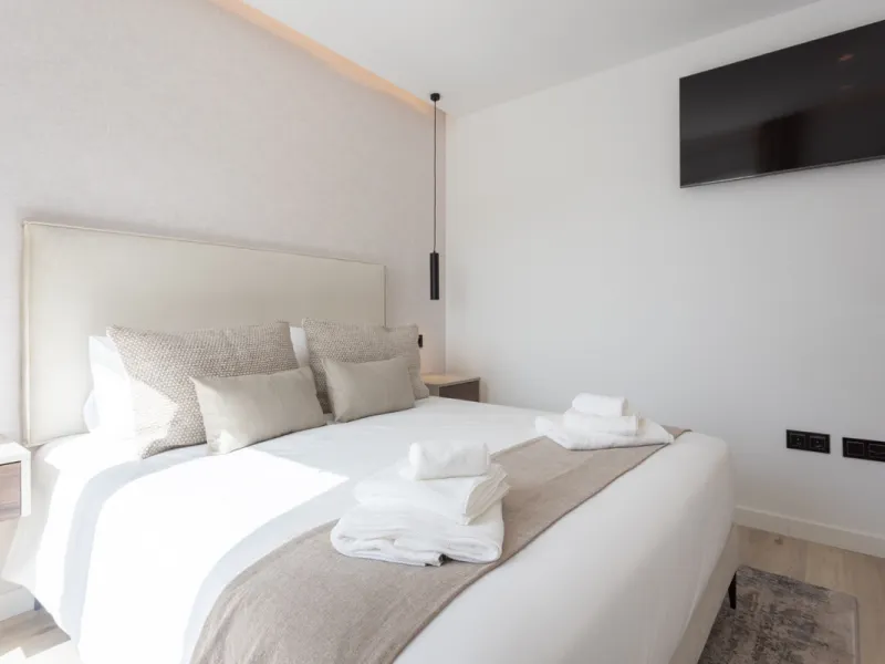 Discover modern coastal living in Apartment Albatros, a south-facing four-bedroom penthouse in the heart of La Campana. This bright and spacious home features two elegant bathrooms, an open-plan living and dining area, and a fully equipped kitchen with hi