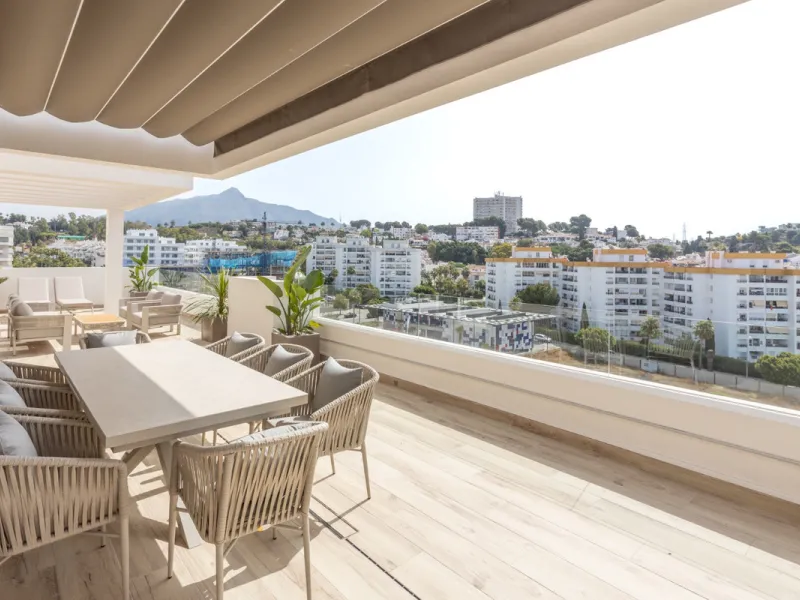 Discover modern coastal living in Apartment Albatros, a south-facing four-bedroom penthouse in the heart of La Campana. This bright and spacious home features two elegant bathrooms, an open-plan living and dining area, and a fully equipped kitchen with hi