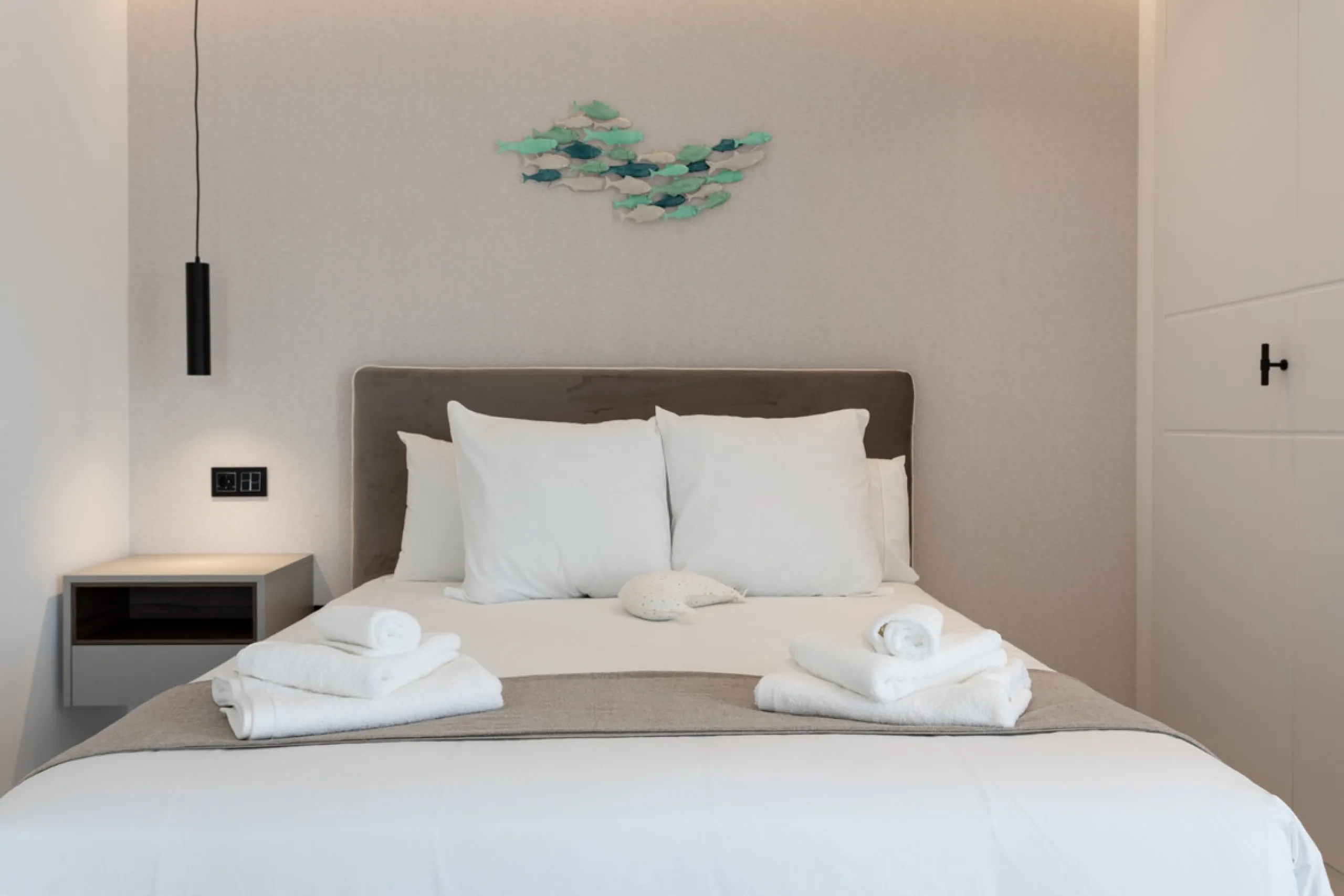 Discover modern coastal living in Apartment Albatros, a south-facing four-bedroom penthouse in the heart of La Campana. This bright and spacious home features two elegant bathrooms, an open-plan living and dining area, and a fully equipped kitchen with hi