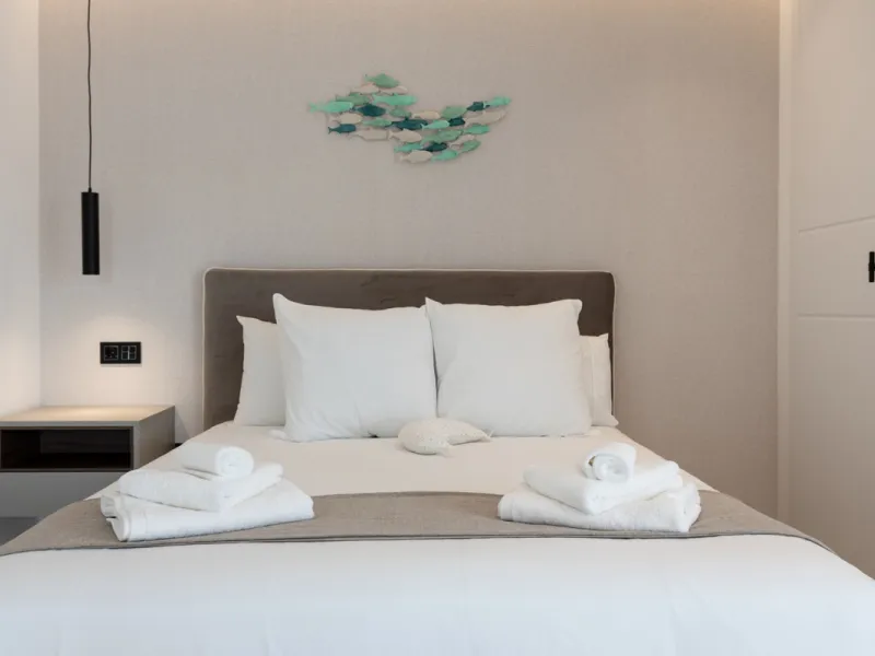 Discover modern coastal living in Apartment Albatros, a south-facing four-bedroom penthouse in the heart of La Campana. This bright and spacious home features two elegant bathrooms, an open-plan living and dining area, and a fully equipped kitchen with hi