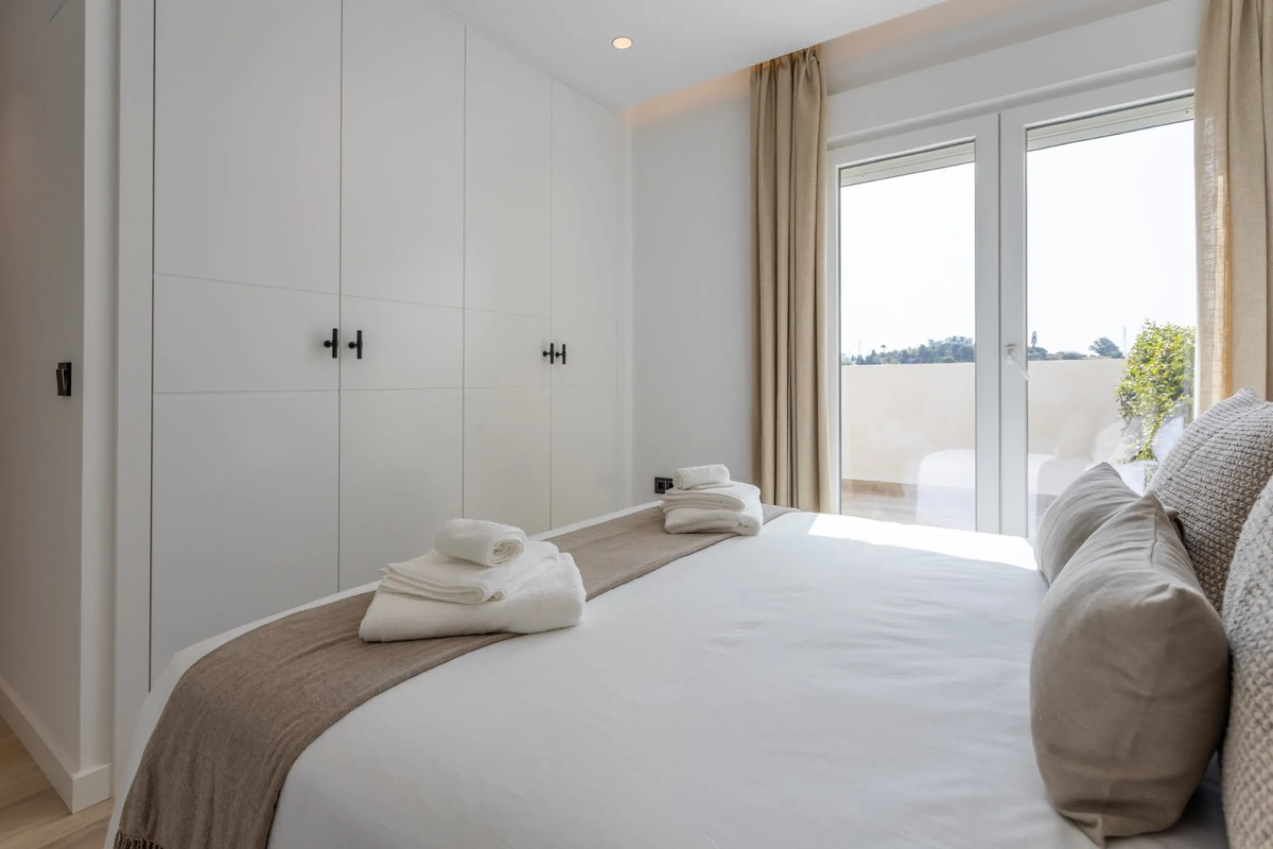 Discover modern coastal living in Apartment Albatros, a south-facing four-bedroom penthouse in the heart of La Campana. This bright and spacious home features two elegant bathrooms, an open-plan living and dining area, and a fully equipped kitchen with hi