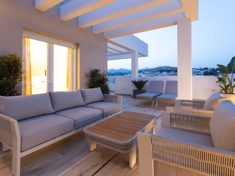 Discover modern coastal living in Apartment Albatros, a south-facing four-bedroom penthouse in the heart of La Campana. This bright and spacious home features two elegant bathrooms, an open-plan living and dining area, and a fully equipped kitchen with hi