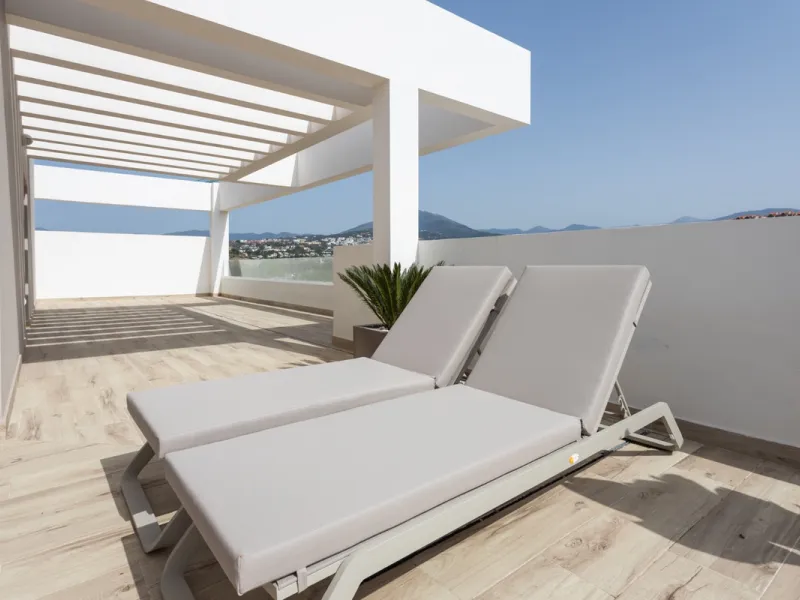 Discover modern coastal living in Apartment Albatros, a south-facing four-bedroom penthouse in the heart of La Campana. This bright and spacious home features two elegant bathrooms, an open-plan living and dining area, and a fully equipped kitchen with hi