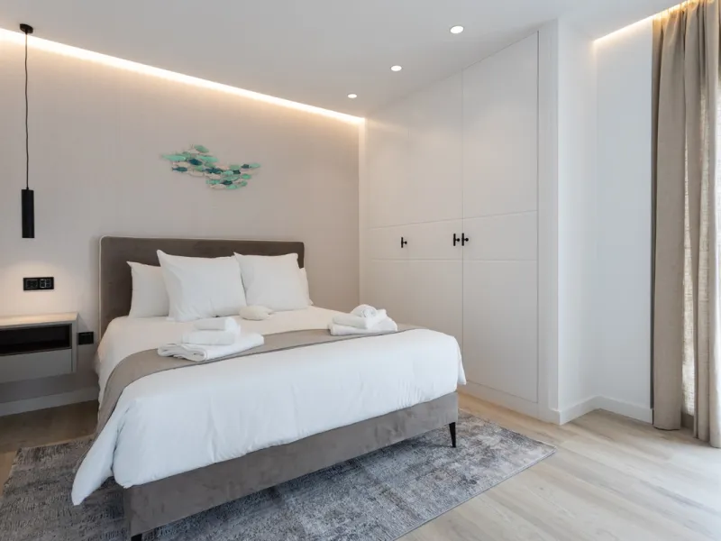 Discover modern coastal living in Apartment Albatros, a south-facing four-bedroom penthouse in the heart of La Campana. This bright and spacious home features two elegant bathrooms, an open-plan living and dining area, and a fully equipped kitchen with hi