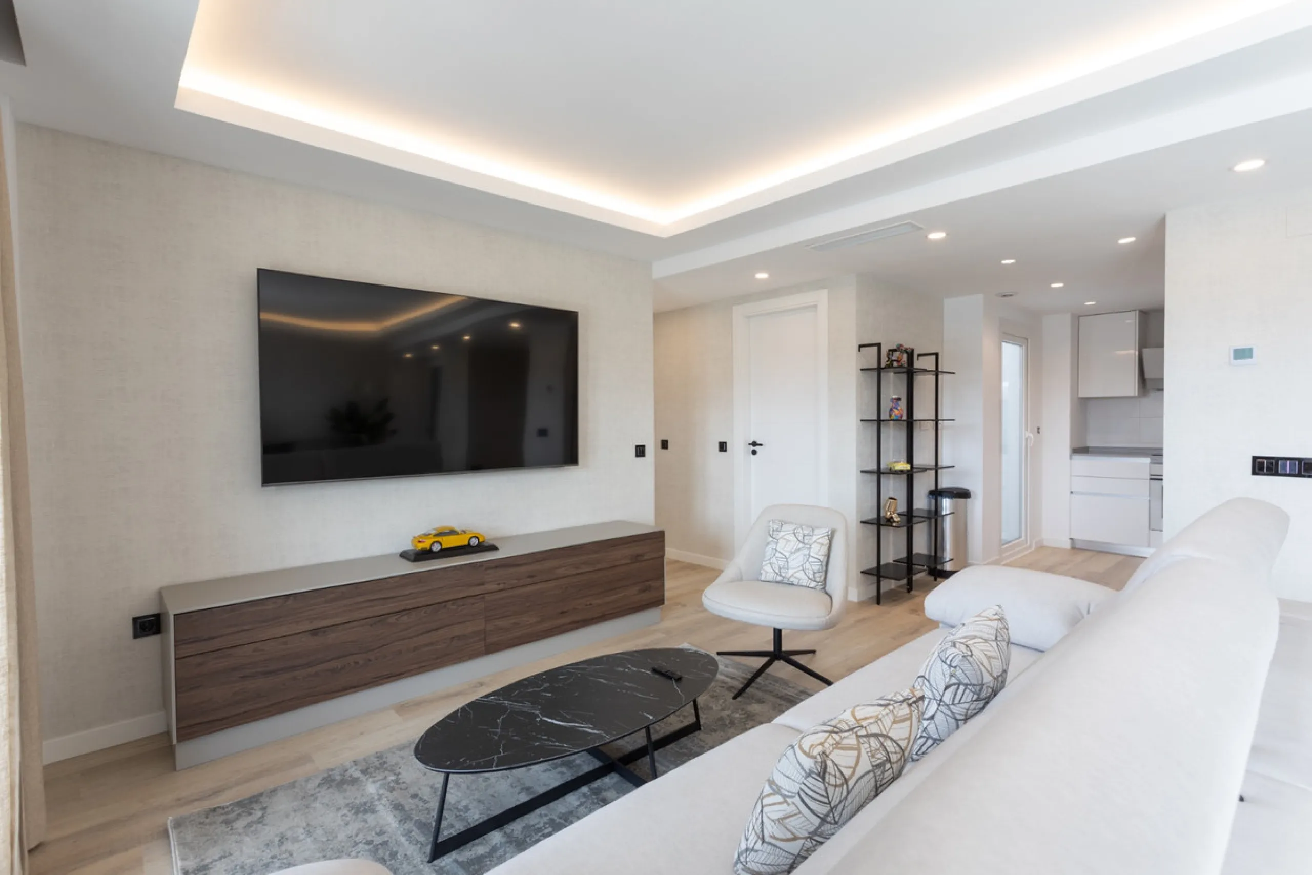 Discover modern coastal living in Apartment Albatros, a south-facing four-bedroom penthouse in the heart of La Campana. This bright and spacious home features two elegant bathrooms, an open-plan living and dining area, and a fully equipped kitchen with hi