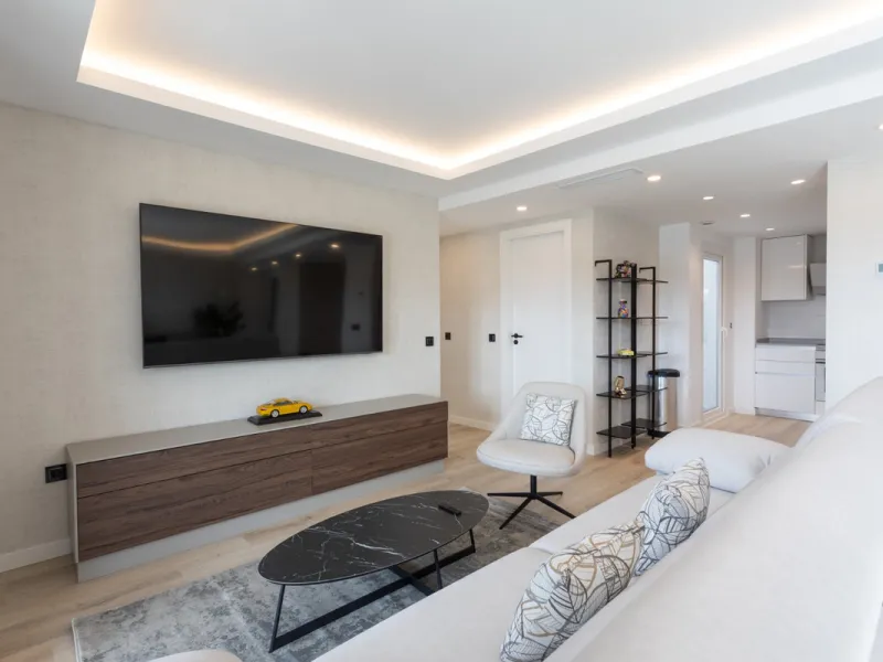 Discover modern coastal living in Apartment Albatros, a south-facing four-bedroom penthouse in the heart of La Campana. This bright and spacious home features two elegant bathrooms, an open-plan living and dining area, and a fully equipped kitchen with hi