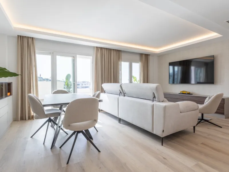 Discover modern coastal living in Apartment Albatros, a south-facing four-bedroom penthouse in the heart of La Campana. This bright and spacious home features two elegant bathrooms, an open-plan living and dining area, and a fully equipped kitchen with hi