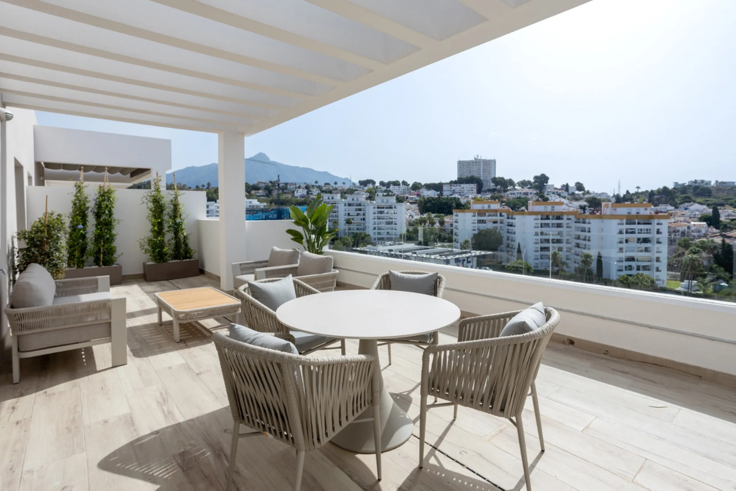 Apartment - Middle Floor Apartment в продаже в Marbella, Málaga. В доме 2 спален и 2 ванных комнат. Площадь дома 102 м²