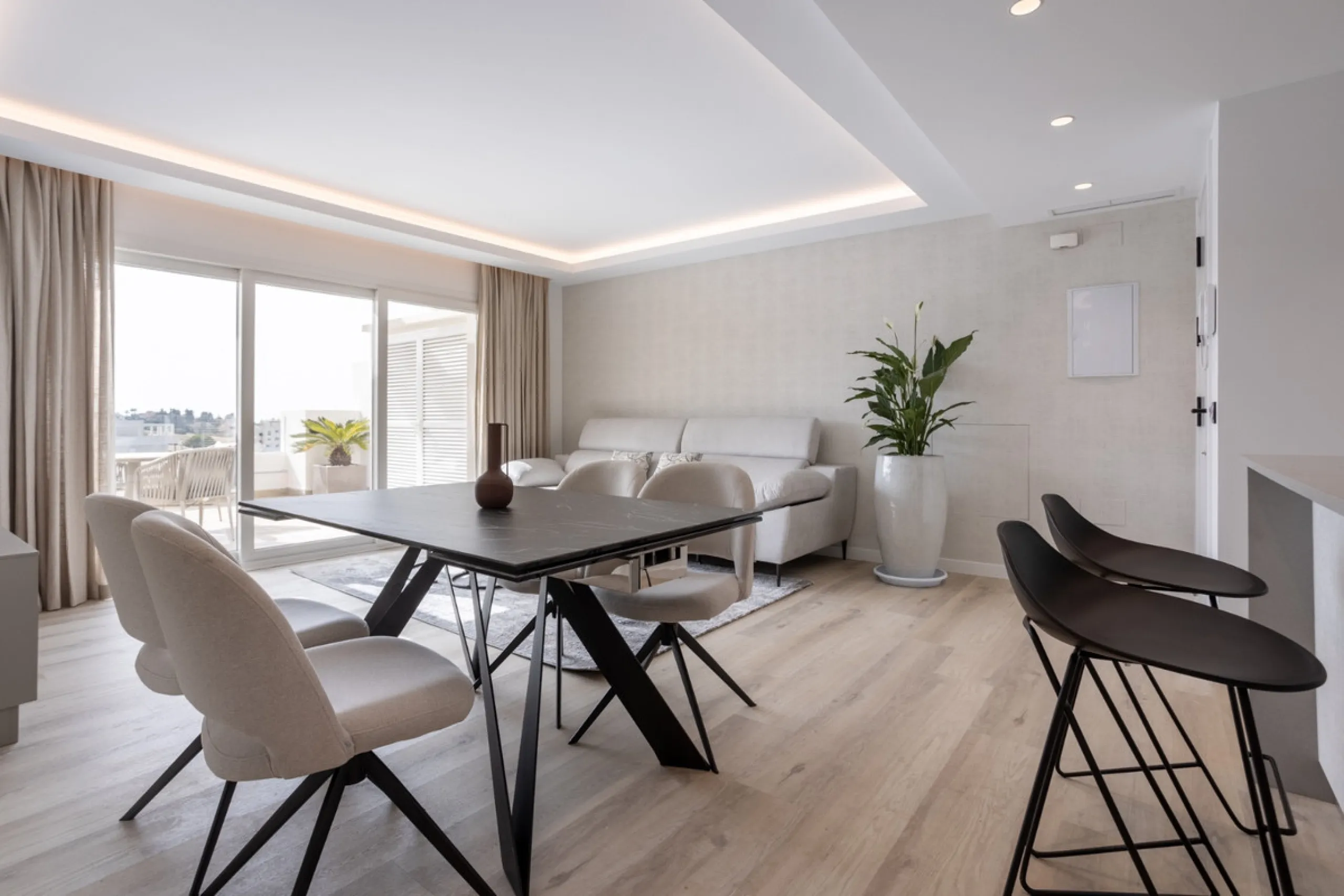 Apartment - Middle Floor Apartment в продаже в Marbella, Málaga. В доме 2 спален и 2 ванных комнат. Площадь дома 102 м²
