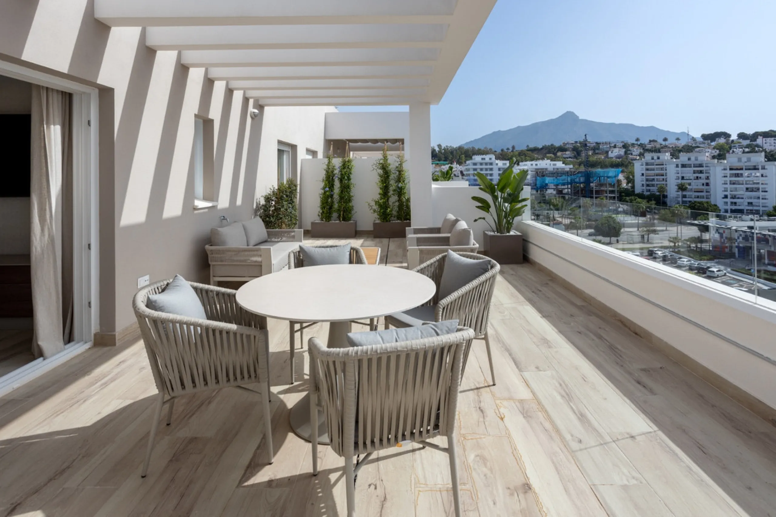 Apartment - Middle Floor Apartment в продаже в Marbella, Málaga. В доме 2 спален и 2 ванных комнат. Площадь дома 102 м²