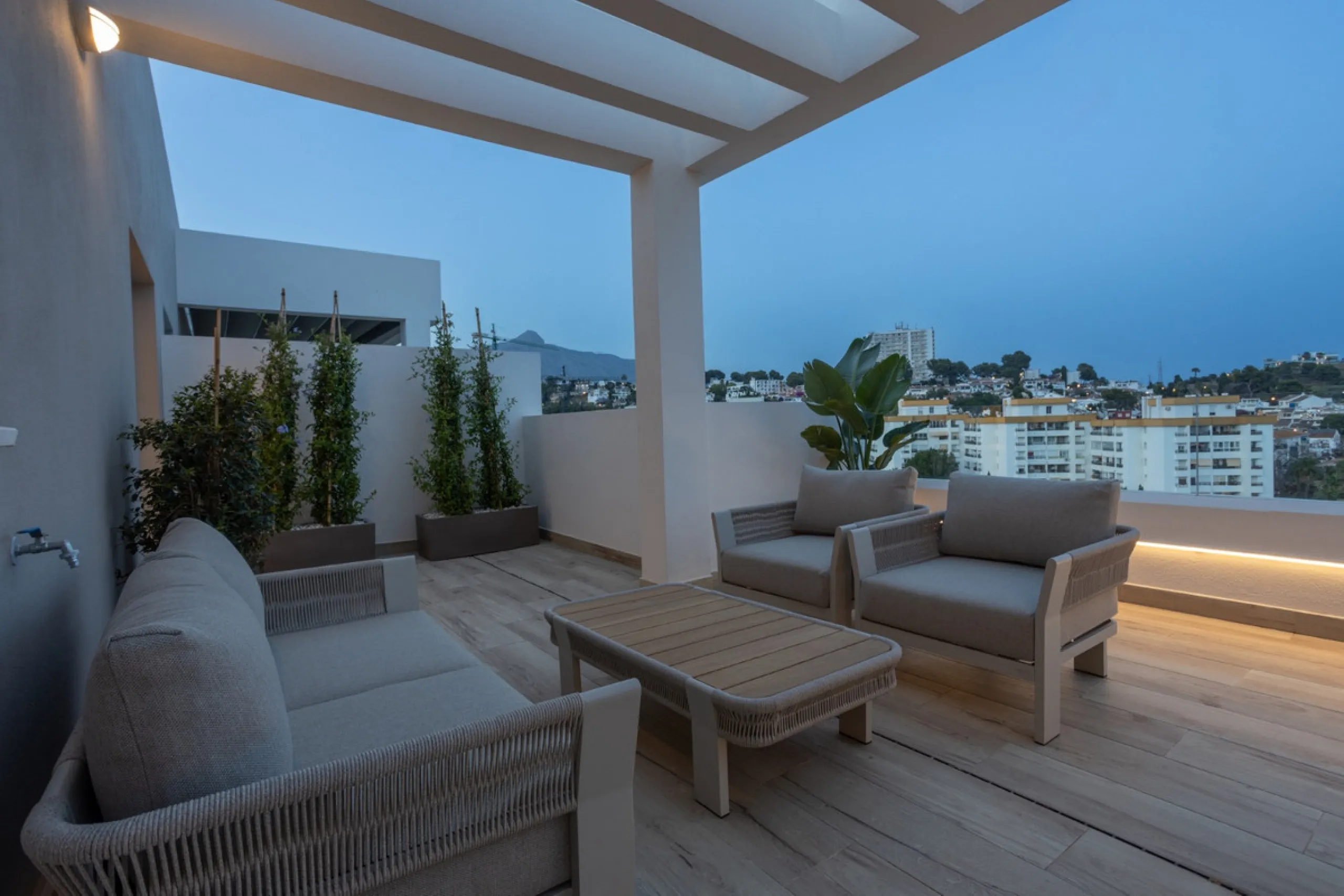 Apartment - Middle Floor Apartment в продаже в Marbella, Málaga. В доме 2 спален и 2 ванных комнат. Площадь дома 102 м²