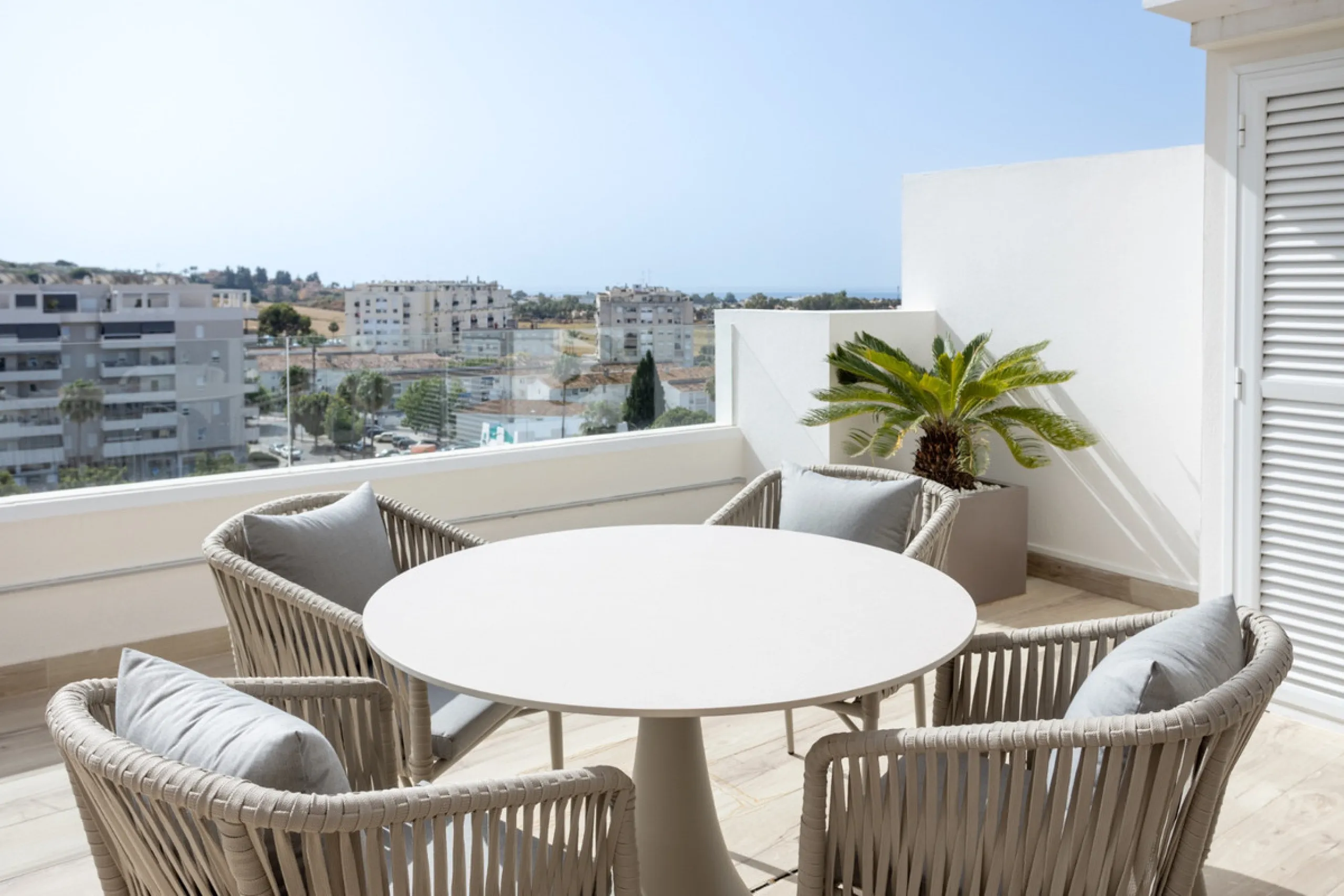Apartment - Middle Floor Apartment в продаже в Marbella, Málaga. В доме 2 спален и 2 ванных комнат. Площадь дома 102 м²
