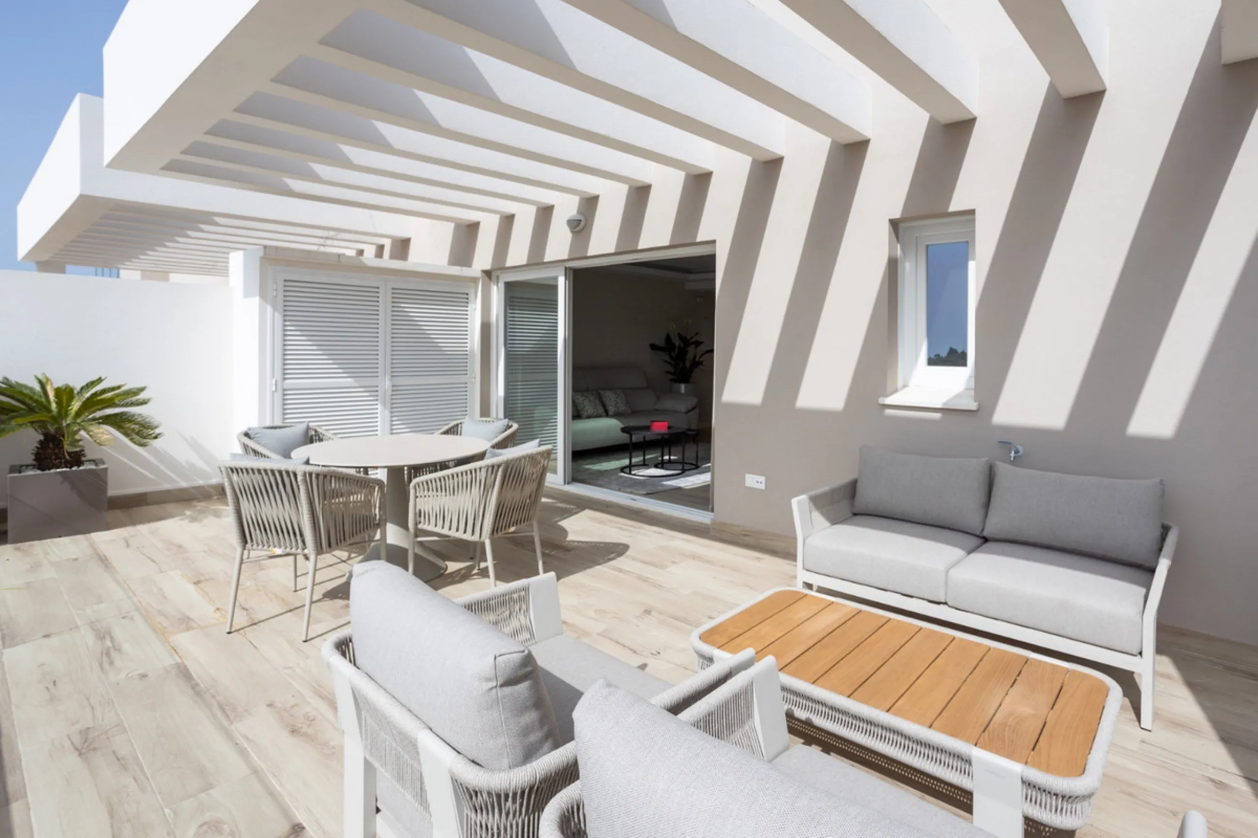 Apartment - Middle Floor Apartment в продаже в Marbella, Málaga. В доме 2 спален и 2 ванных комнат. Площадь дома 102 м²