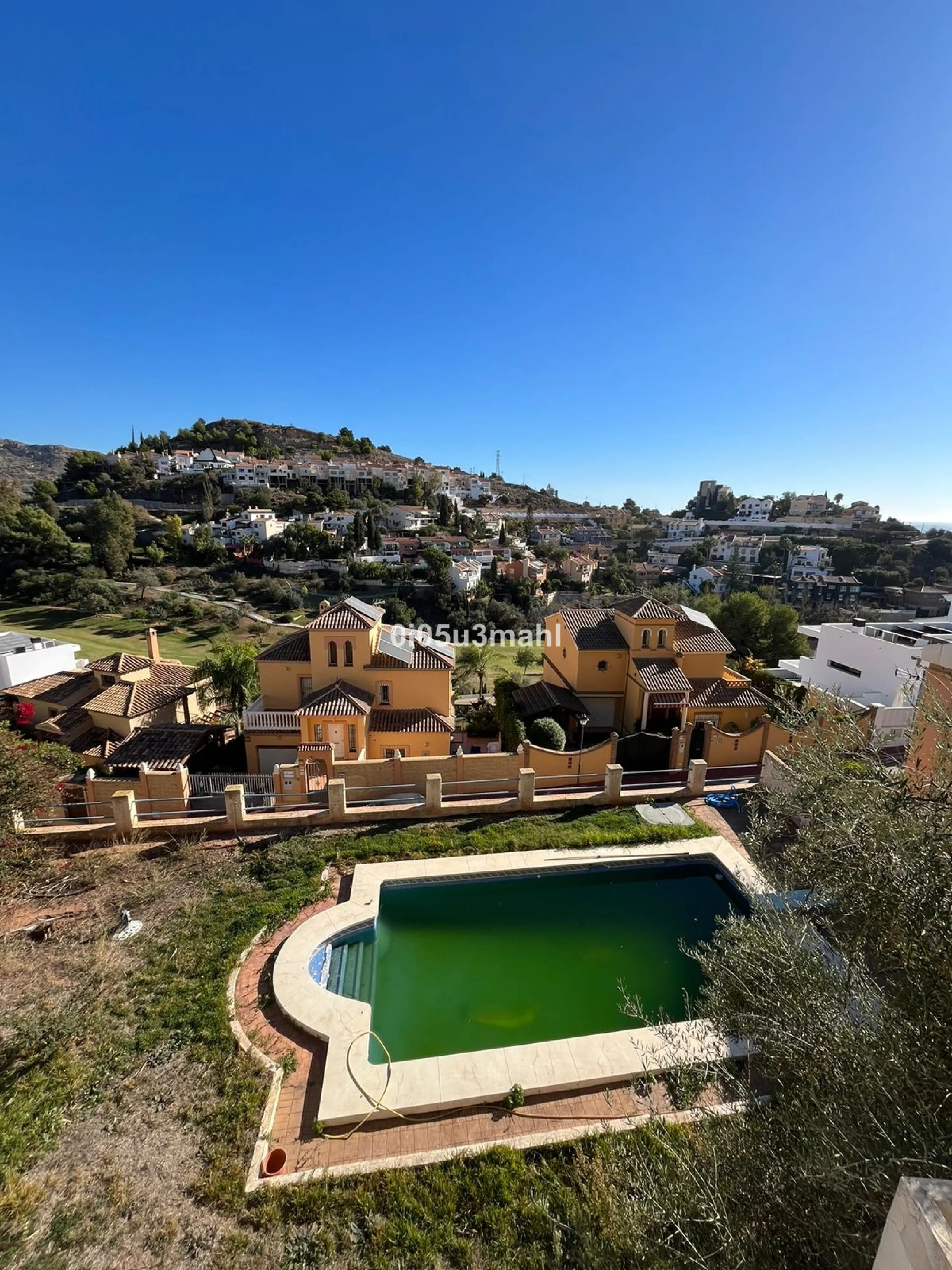I'm offering you a large villa with high ceilings, a ground floor, a basement, and a large garage for several vehicles. Located on a 723 m2 plot (according to land registry), of which 479 m2 are built. It has large gardens, a porch, and a large pool.
