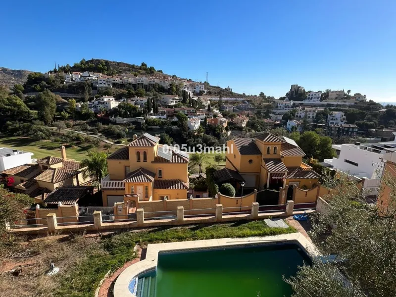 I'm offering you a large villa with high ceilings, a ground floor, a basement, and a large garage for several vehicles. Located on a 723 m2 plot (according to land registry), of which 479 m2 are built. It has large gardens, a porch, and a large pool.