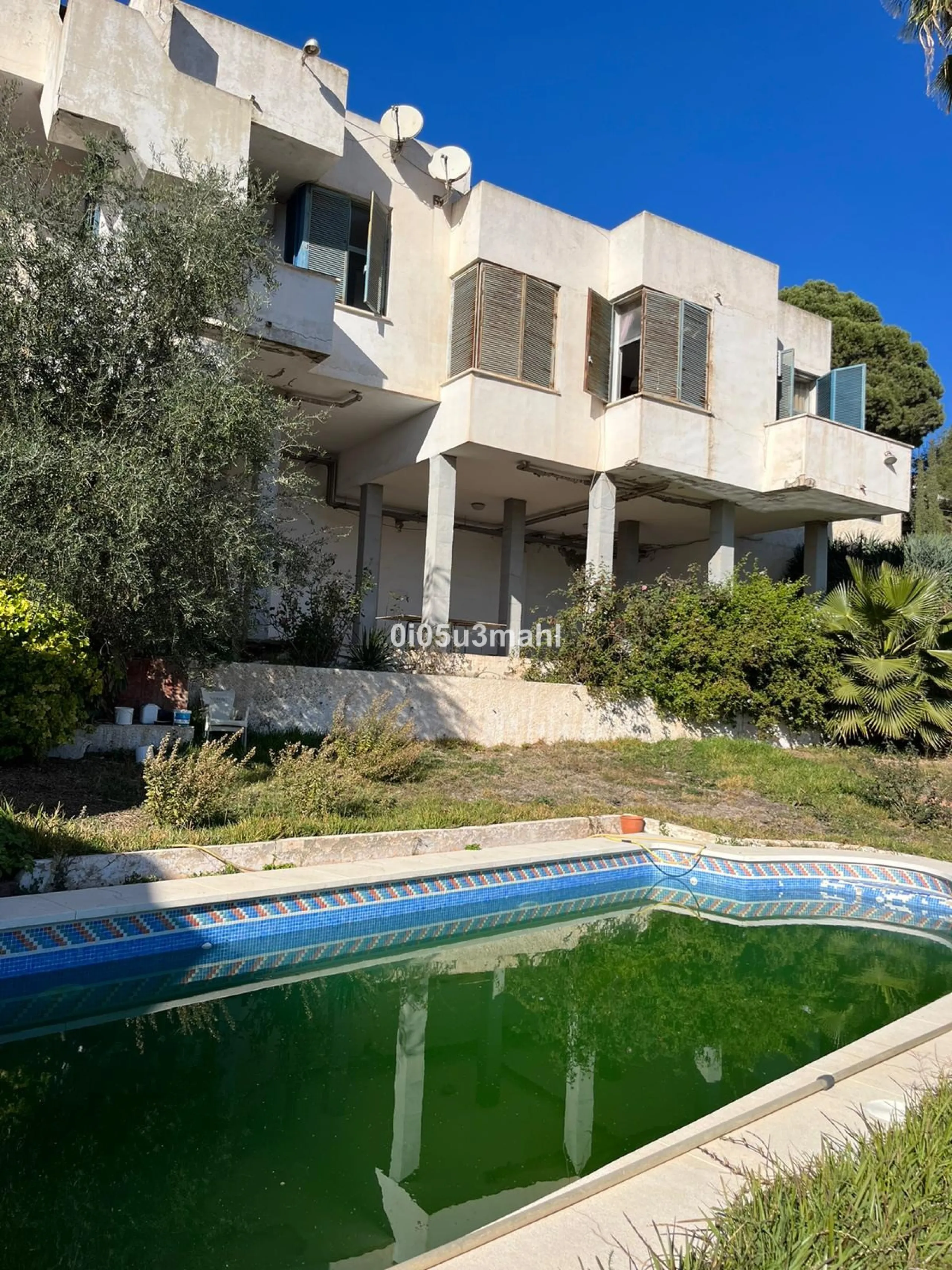 I'm offering you a large villa with high ceilings, a ground floor, a basement, and a large garage for several vehicles. Located on a 723 m2 plot (according to land registry), of which 479 m2 are built. It has large gardens, a porch, and a large pool.