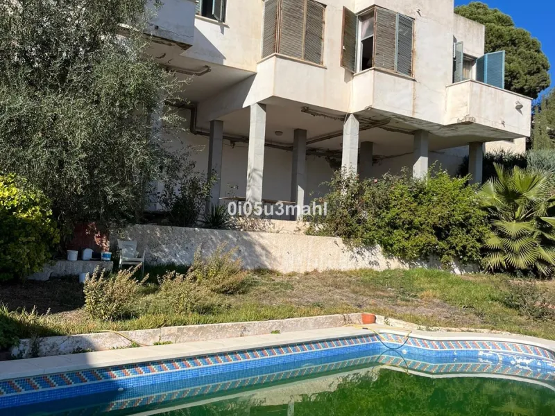 I'm offering you a large villa with high ceilings, a ground floor, a basement, and a large garage for several vehicles. Located on a 723 m2 plot (according to land registry), of which 479 m2 are built. It has large gardens, a porch, and a large pool.