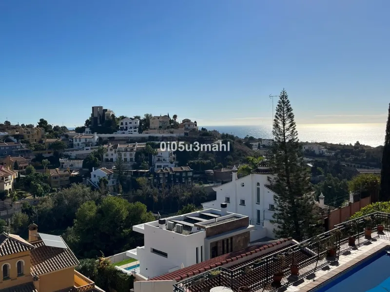 I'm offering you a large villa with high ceilings, a ground floor, a basement, and a large garage for several vehicles. Located on a 723 m2 plot (according to land registry), of which 479 m2 are built. It has large gardens, a porch, and a large pool.
