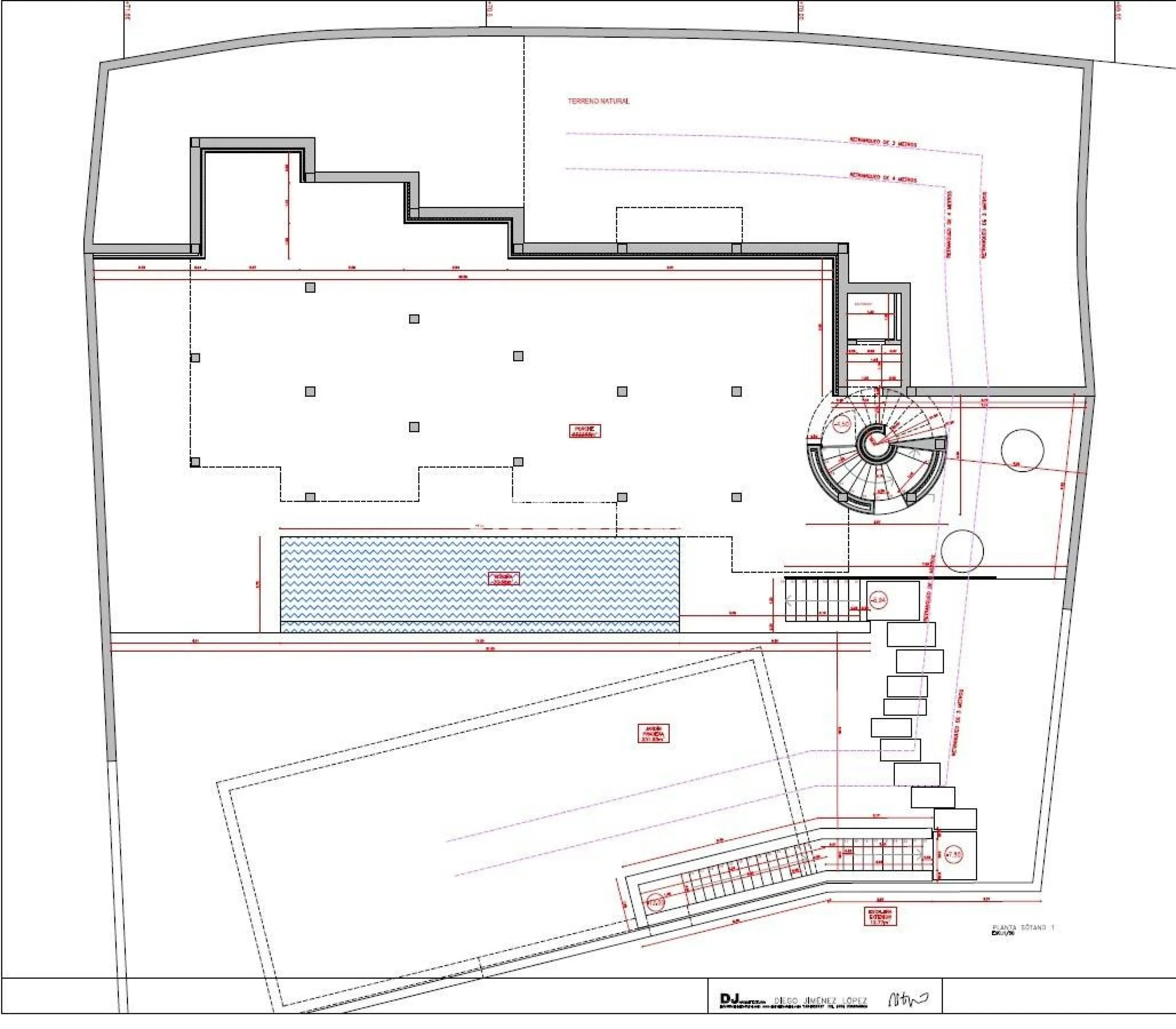 I'm offering you a large villa with high ceilings, a ground floor, a basement, and a large garage for several vehicles. Located on a 723 m2 plot (according to land registry), of which 479 m2 are built. It has large gardens, a porch, and a large pool.
