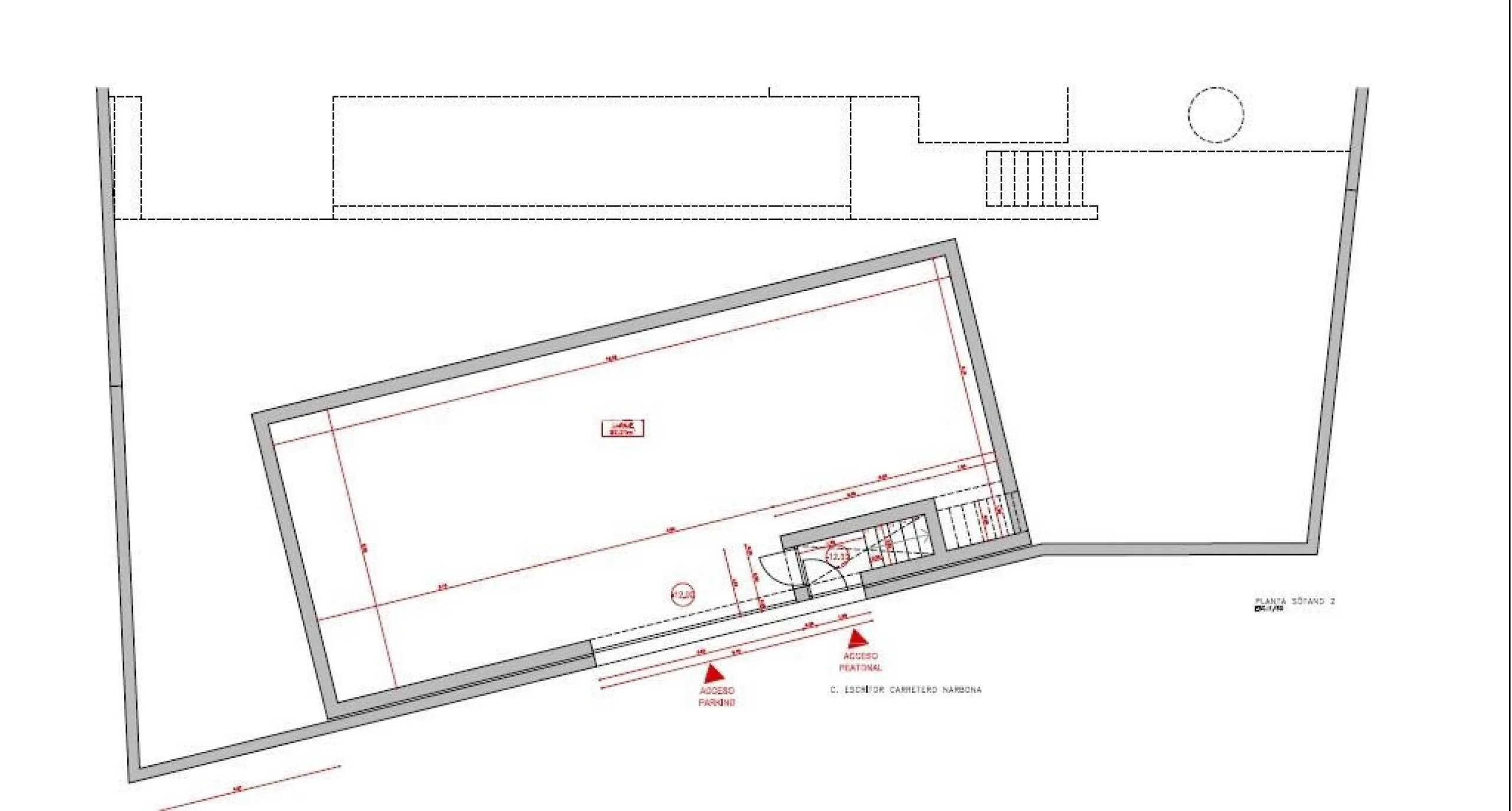 I'm offering you a large villa with high ceilings, a ground floor, a basement, and a large garage for several vehicles. Located on a 723 m2 plot (according to land registry), of which 479 m2 are built. It has large gardens, a porch, and a large pool.