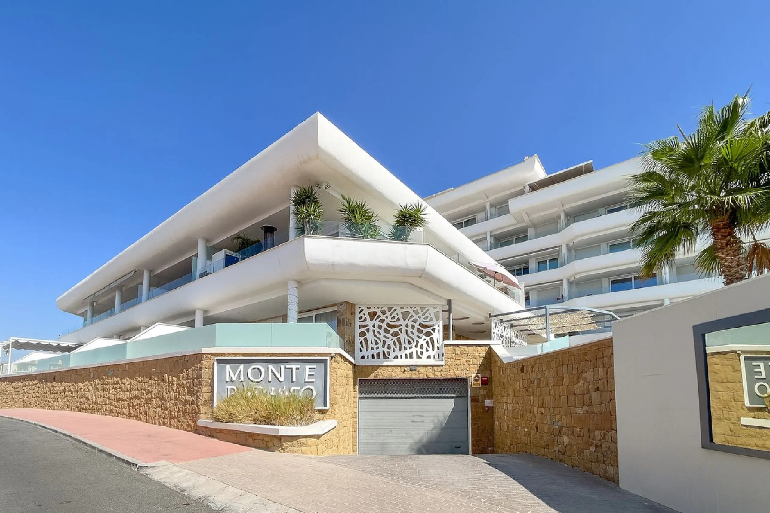 The apartment does not have a tourist license and the owner's association does not allow it.