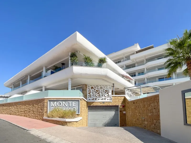 The apartment does not have a tourist license and the owner's association does not allow it.