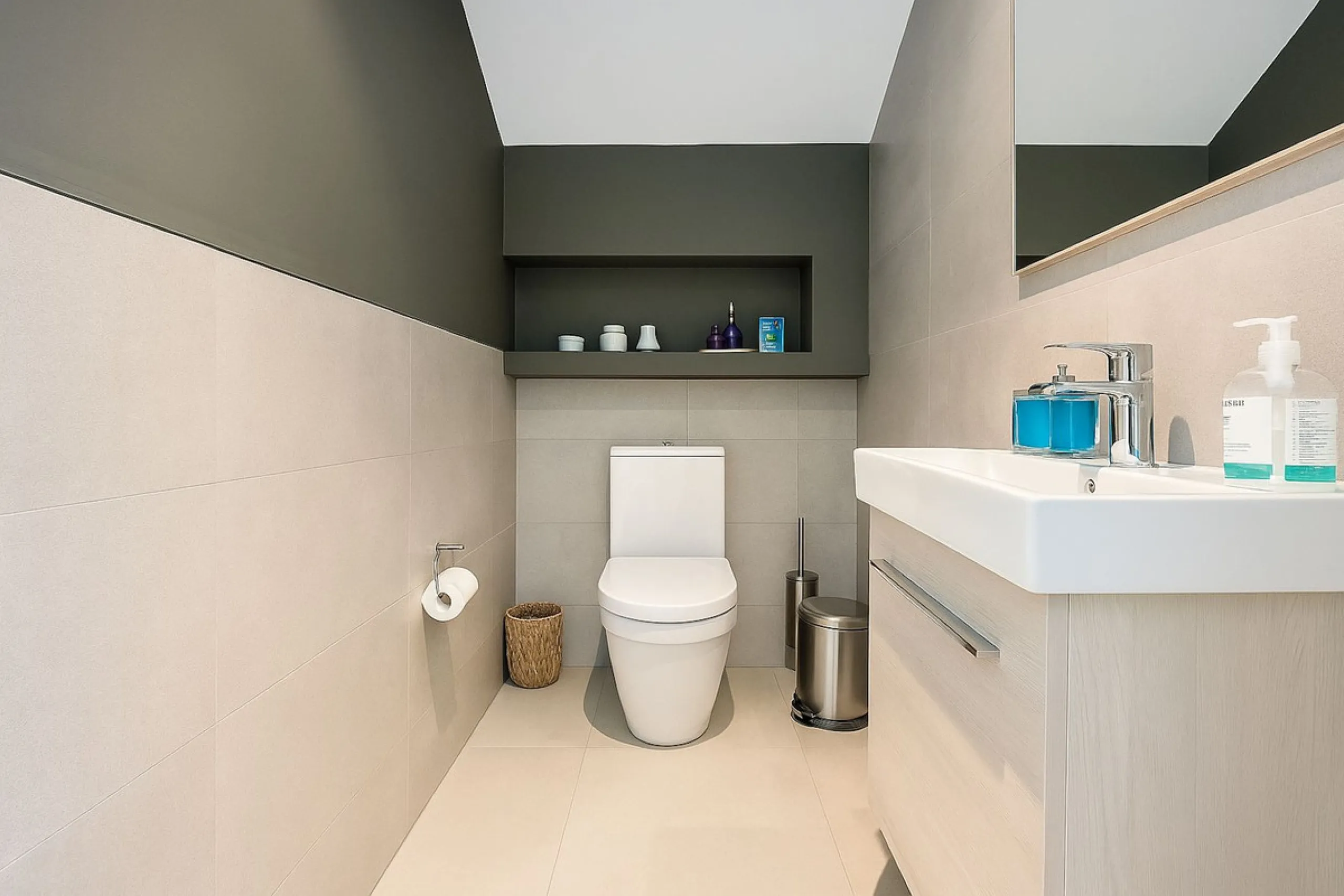 The apartment does not have a tourist license and the owner's association does not allow it.
