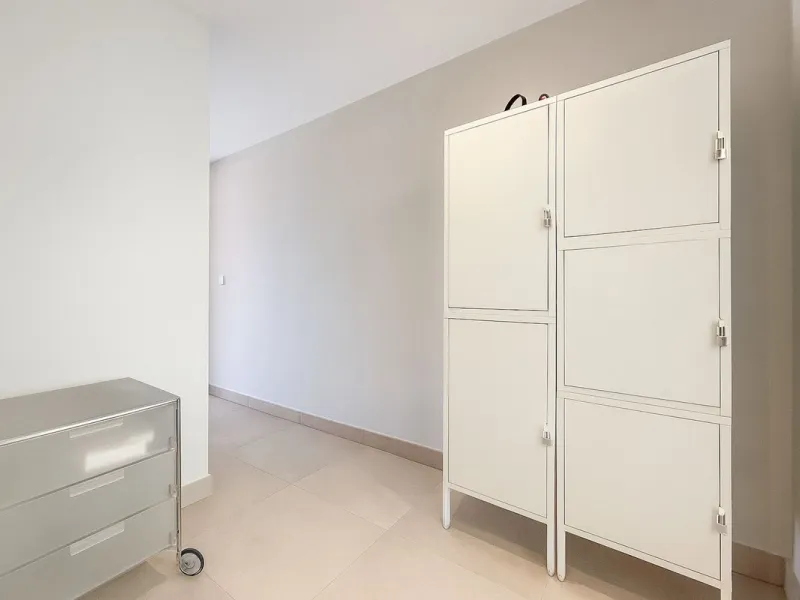 The apartment does not have a tourist license and the owner's association does not allow it.