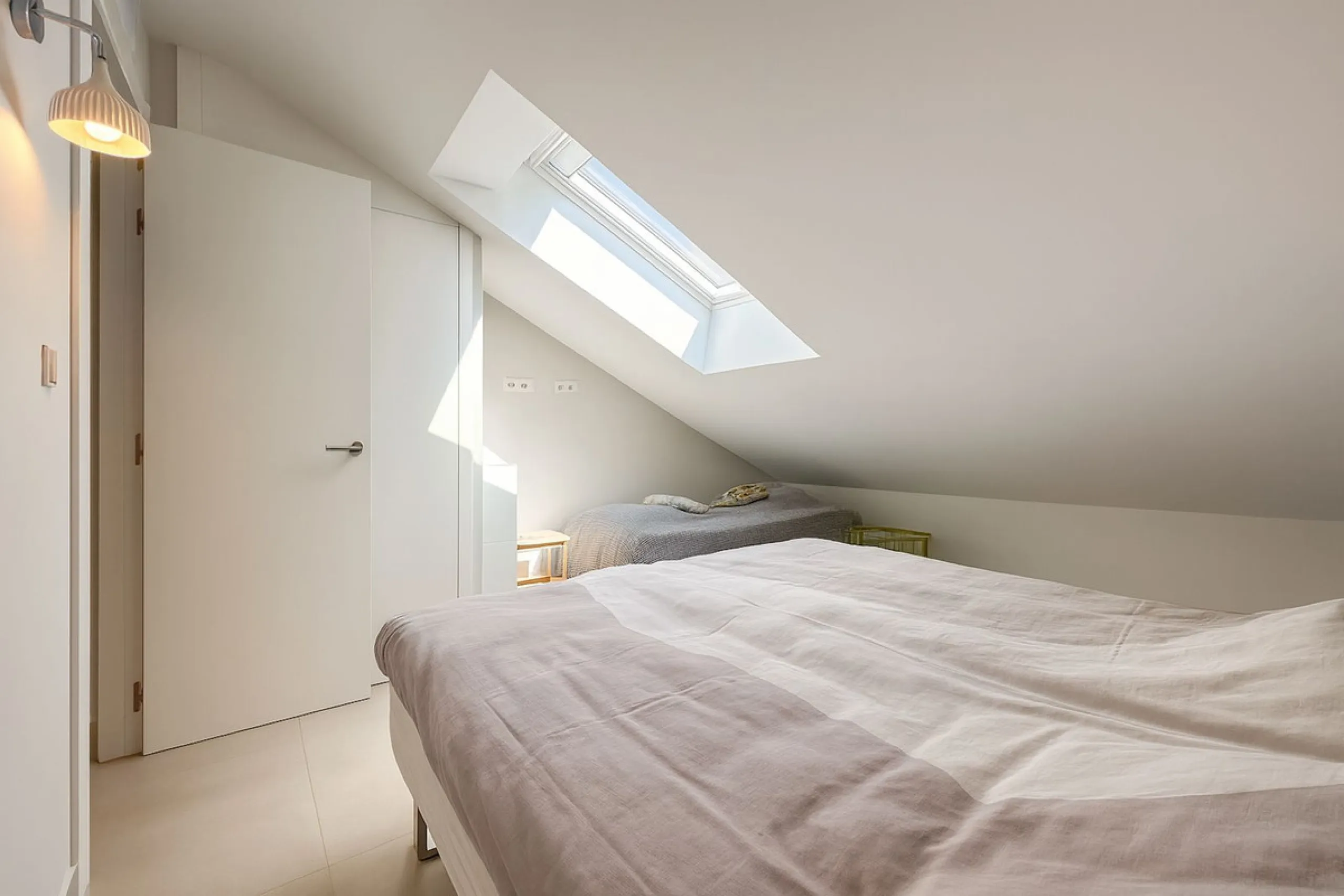 The apartment does not have a tourist license and the owner's association does not allow it.