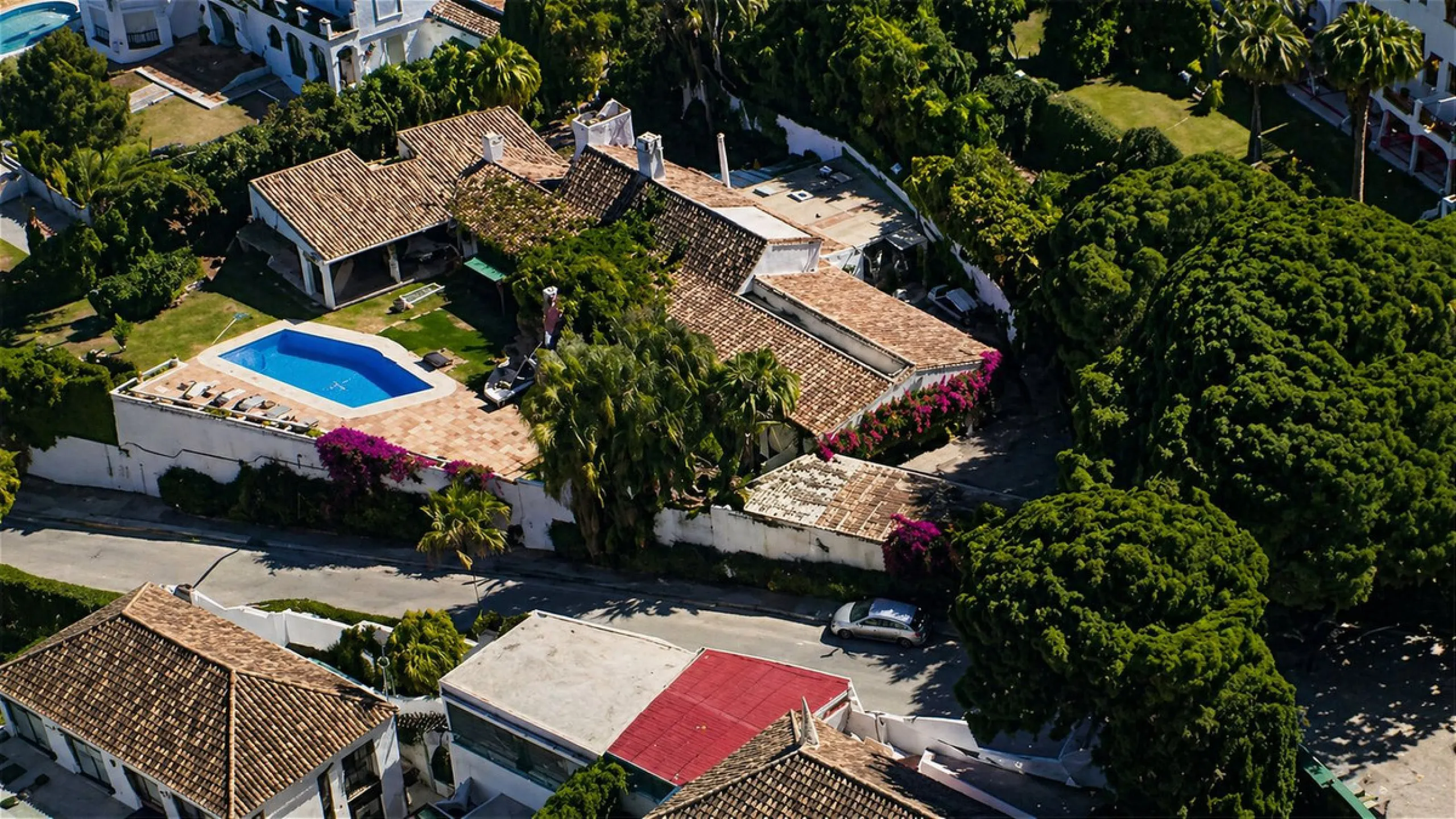 House - Detached Villa в продаже в Marbella, Málaga. В доме 5 спален и 6 ванных комнат. Площадь дома 646 м². Площадь участка 2246 м²