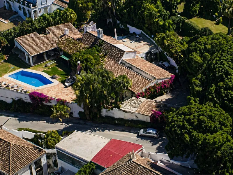Perfectly positioned between the renowned Los Naranjos and Las Brisas golf courses, this timeless Andalusian-style villa commands captivating panoramic views of the iconic La Concha Mountain. Nestled on an expansive 2,246 m² plot, the residence encompasse