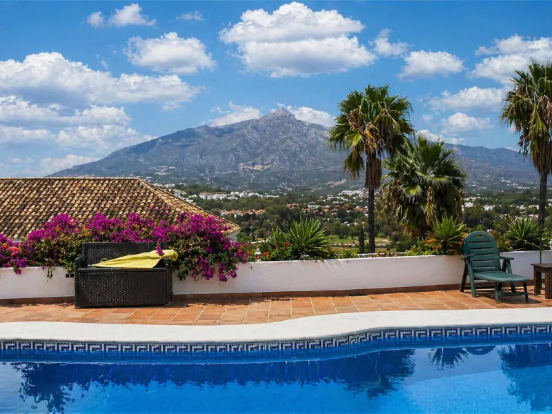 House - Detached Villa в продаже в Marbella, Málaga. В доме 5 спален и 6 ванных комнат. Площадь дома 646 м². Площадь участка 2246 м²