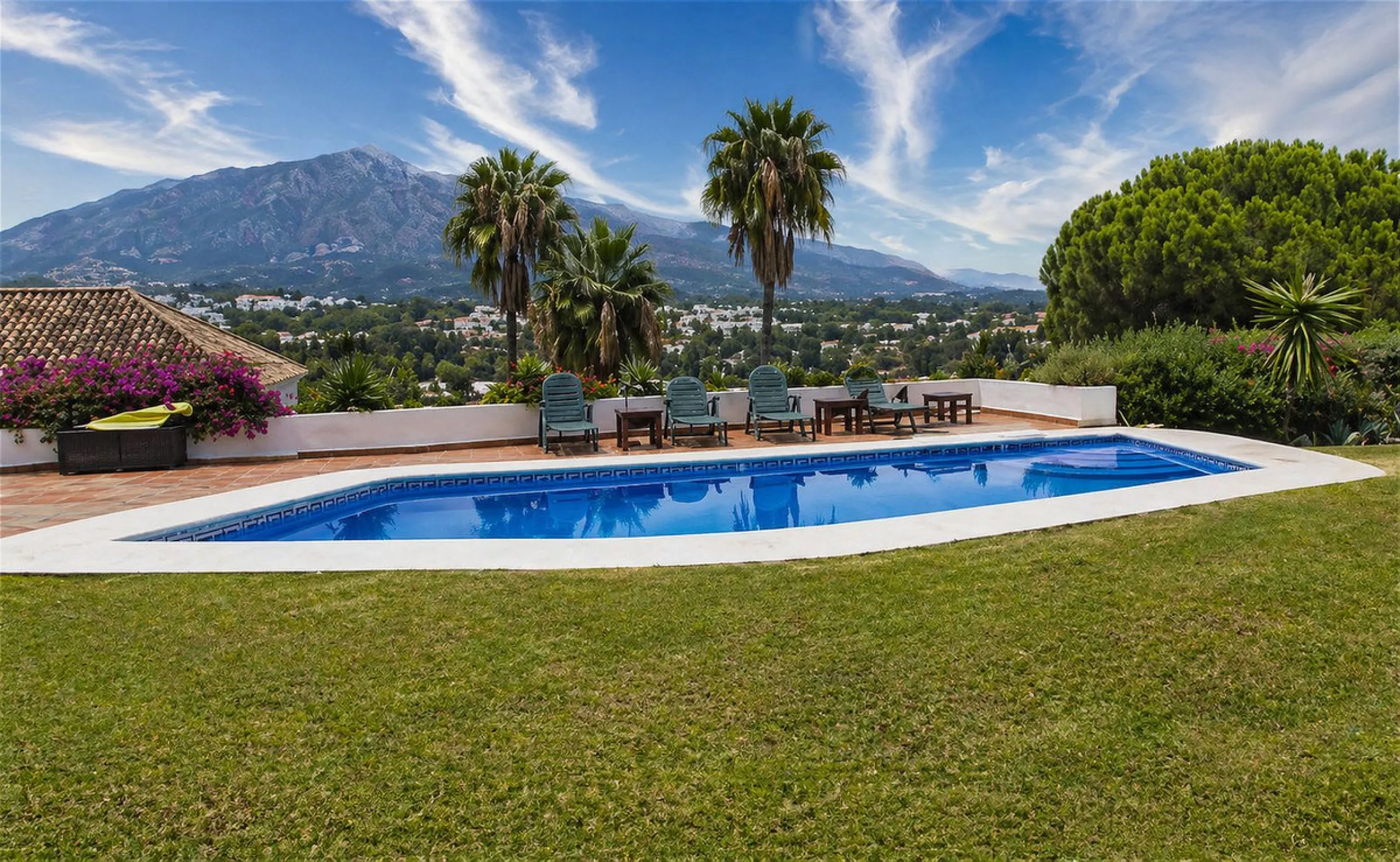 House - Detached Villa в продаже в Marbella, Málaga. В доме 5 спален и 6 ванных комнат. Площадь дома 646 м². Площадь участка 2246 м²