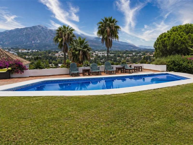 House - Detached Villa в продаже в Marbella, Málaga. В доме 5 спален и 6 ванных комнат. Площадь дома 646 м². Площадь участка 2246 м²