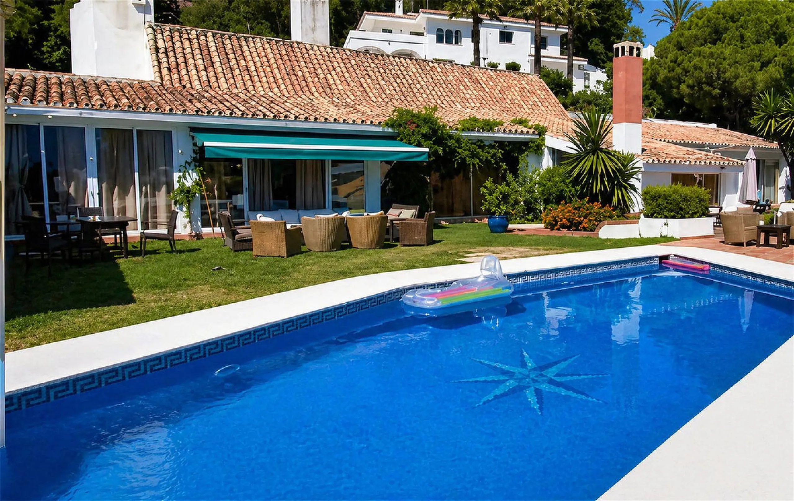 House - Detached Villa в продаже в Marbella, Málaga. В доме 5 спален и 6 ванных комнат. Площадь дома 646 м². Площадь участка 2246 м²