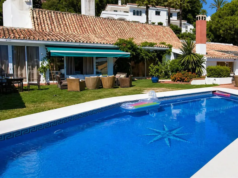 House - Detached Villa в продаже в Marbella, Málaga. В доме 5 спален и 6 ванных комнат. Площадь дома 646 м². Площадь участка 2246 м²
