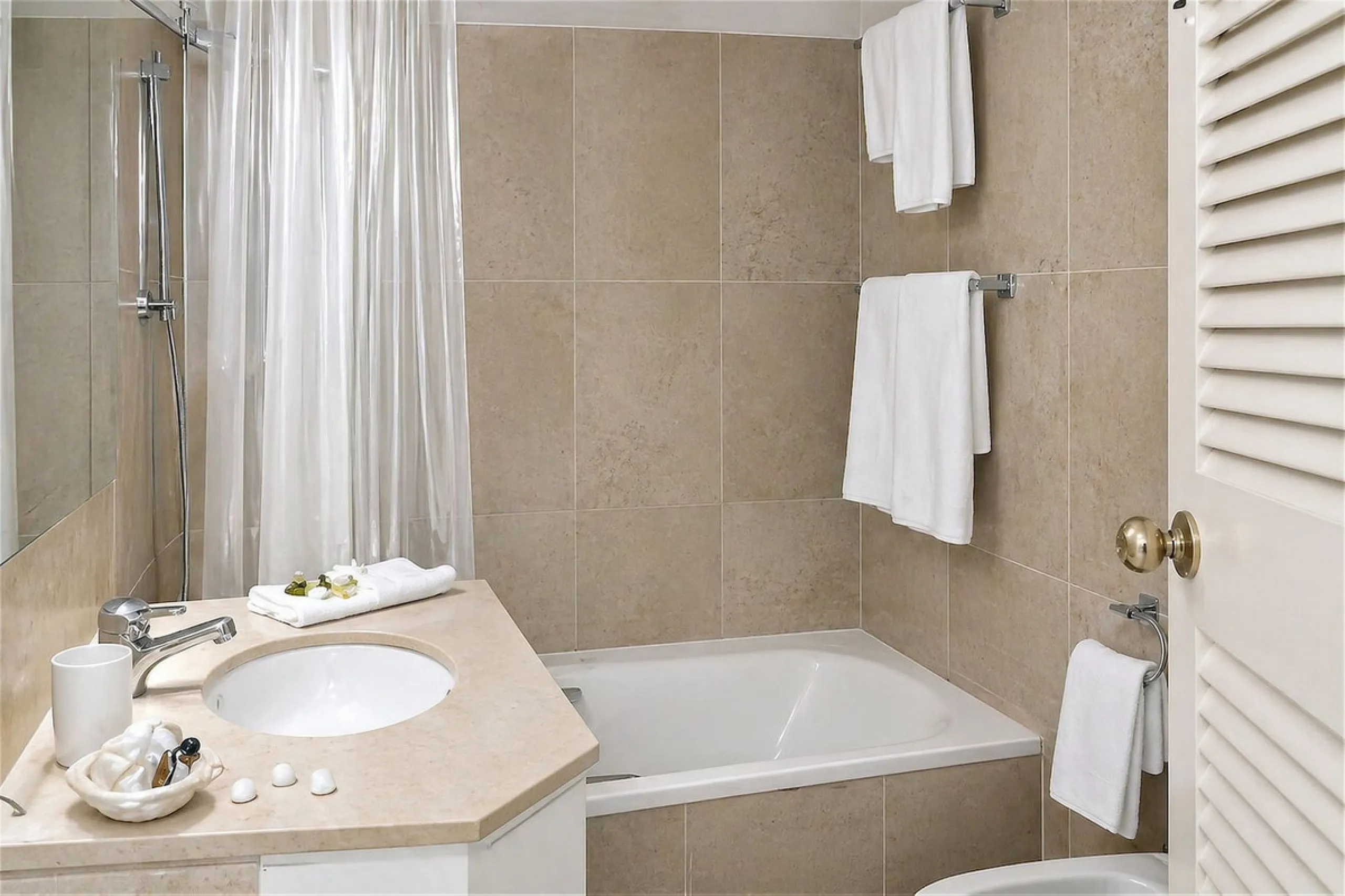 House - Detached Villa в продаже в Marbella, Málaga. В доме 5 спален и 6 ванных комнат. Площадь дома 646 м². Площадь участка 2246 м²