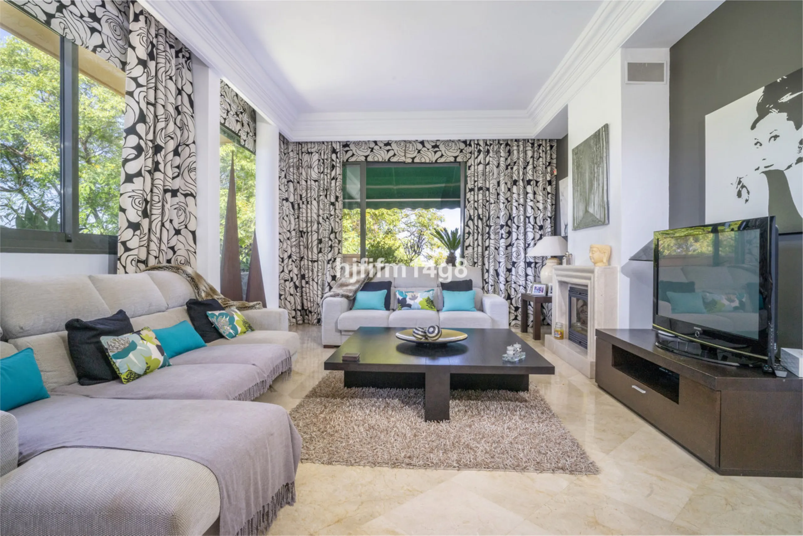 Welcome to this bright and spacious 2-bedroom penthouse in the sought-after Lorcrigolf community, perfectly positioned next to the golf course and offering spectacular views of La Concha Mountain.