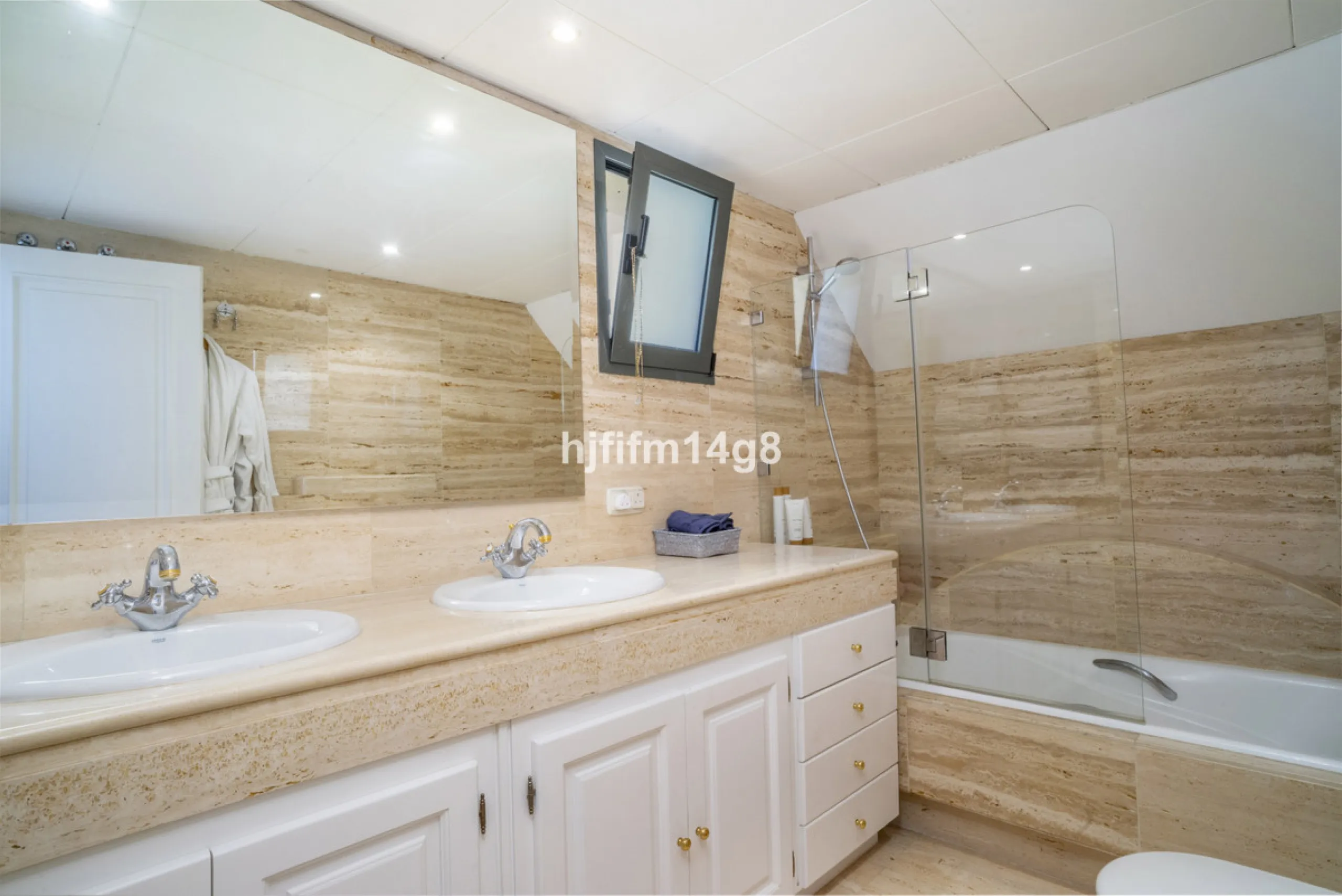Welcome to this bright and spacious 2-bedroom penthouse in the sought-after Lorcrigolf community, perfectly positioned next to the golf course and offering spectacular views of La Concha Mountain.