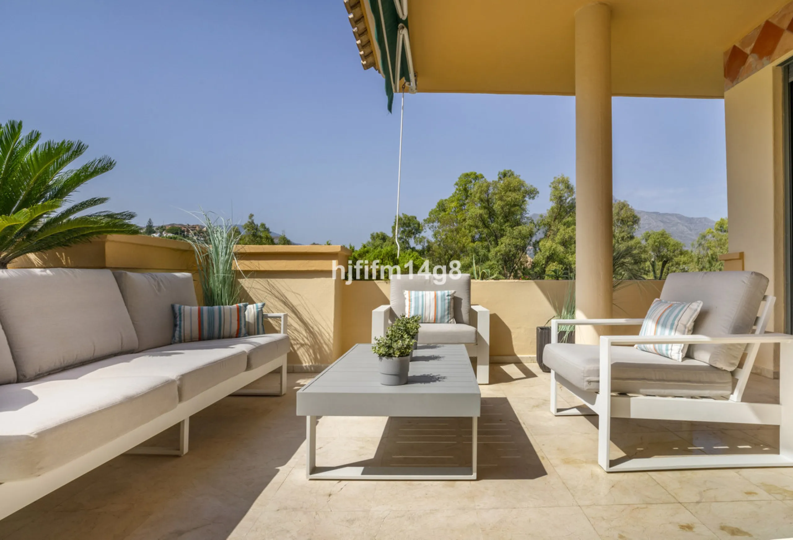Welcome to this bright and spacious 2-bedroom penthouse in the sought-after Lorcrigolf community, perfectly positioned next to the golf course and offering spectacular views of La Concha Mountain.