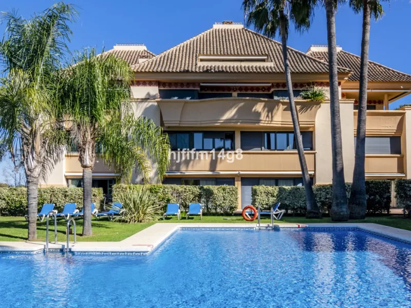 Welcome to this bright and spacious 2-bedroom penthouse in the sought-after Lorcrigolf community, perfectly positioned next to the golf course and offering spectacular views of La Concha Mountain.