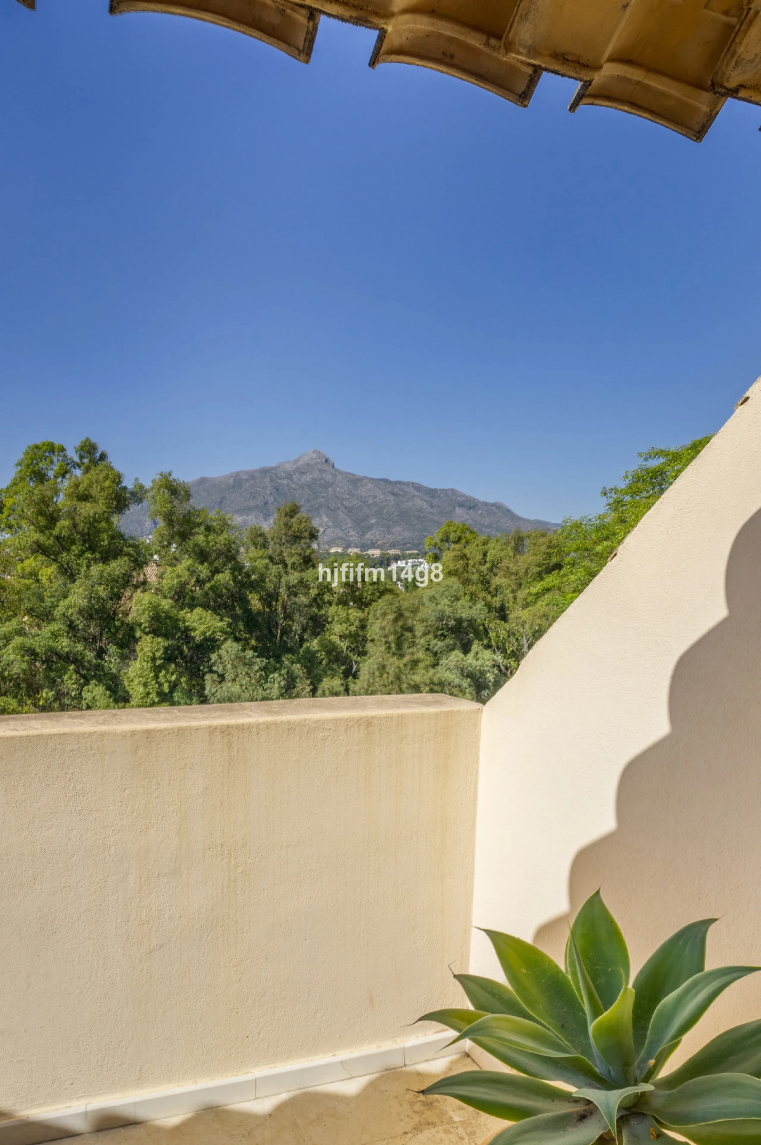 Welcome to this bright and spacious 2-bedroom penthouse in the sought-after Lorcrigolf community, perfectly positioned next to the golf course and offering spectacular views of La Concha Mountain.