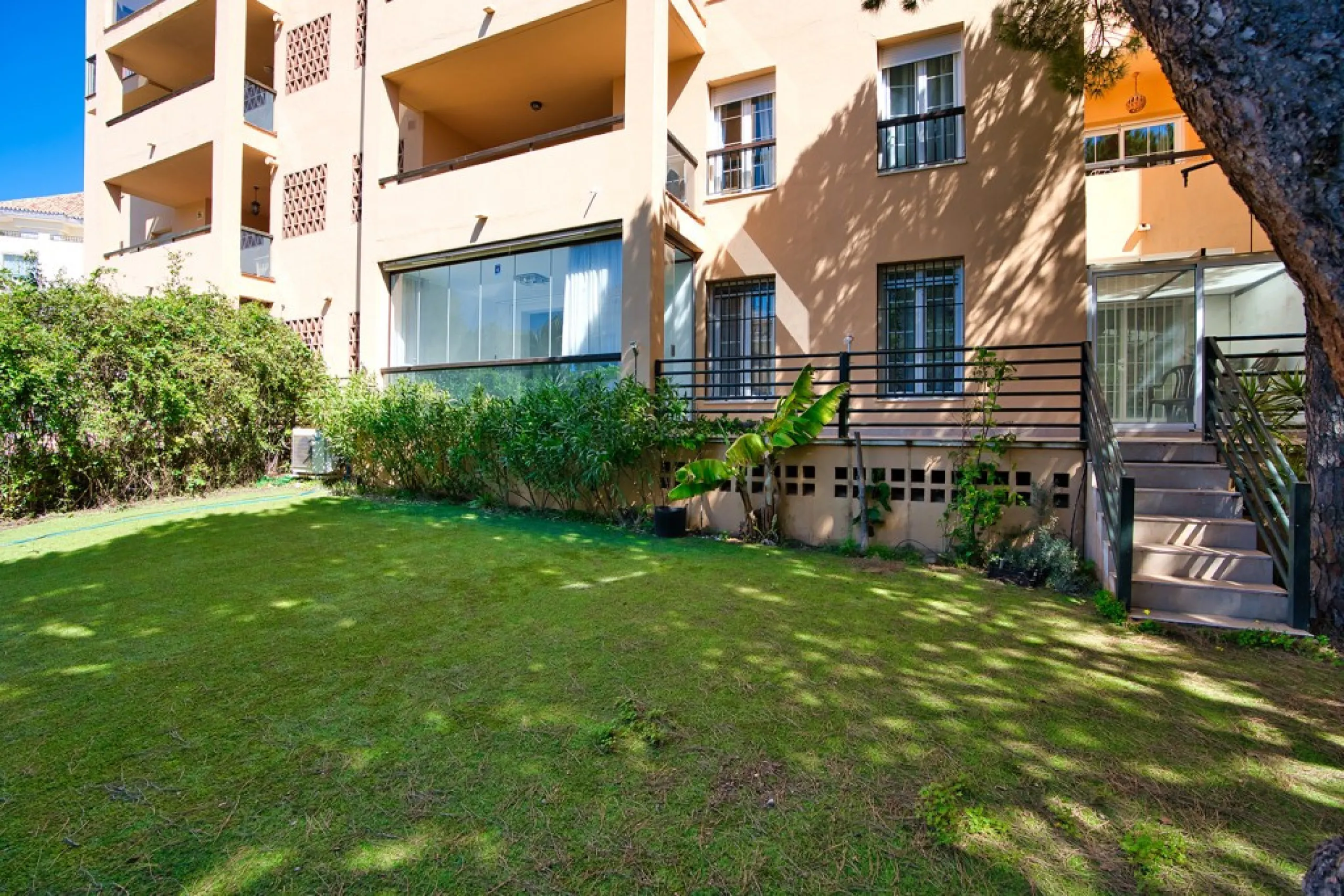Apartment - Ground Floor Apartment в продаже в Marbella, Málaga. В доме 3 спален и 2 ванных комнат. Площадь дома 111 м². Площадь участка 105 м²